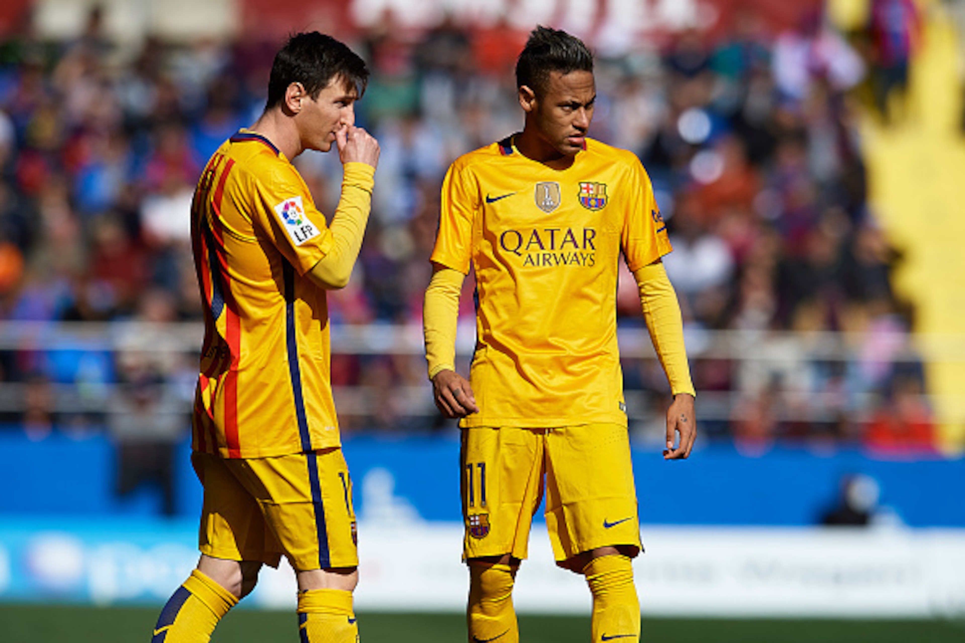 VALENCIA, SPAIN - FEBRUARY 07:  Lionel Messi of Barcelona talks with team mate Neymar JR (R) during the La Liga match between Levante UD and FC Barcelona at Ciutat de Valencia on February 07, 2016 in Valencia, Spain.  (Photo by Manuel Queimadelos Alonso/G