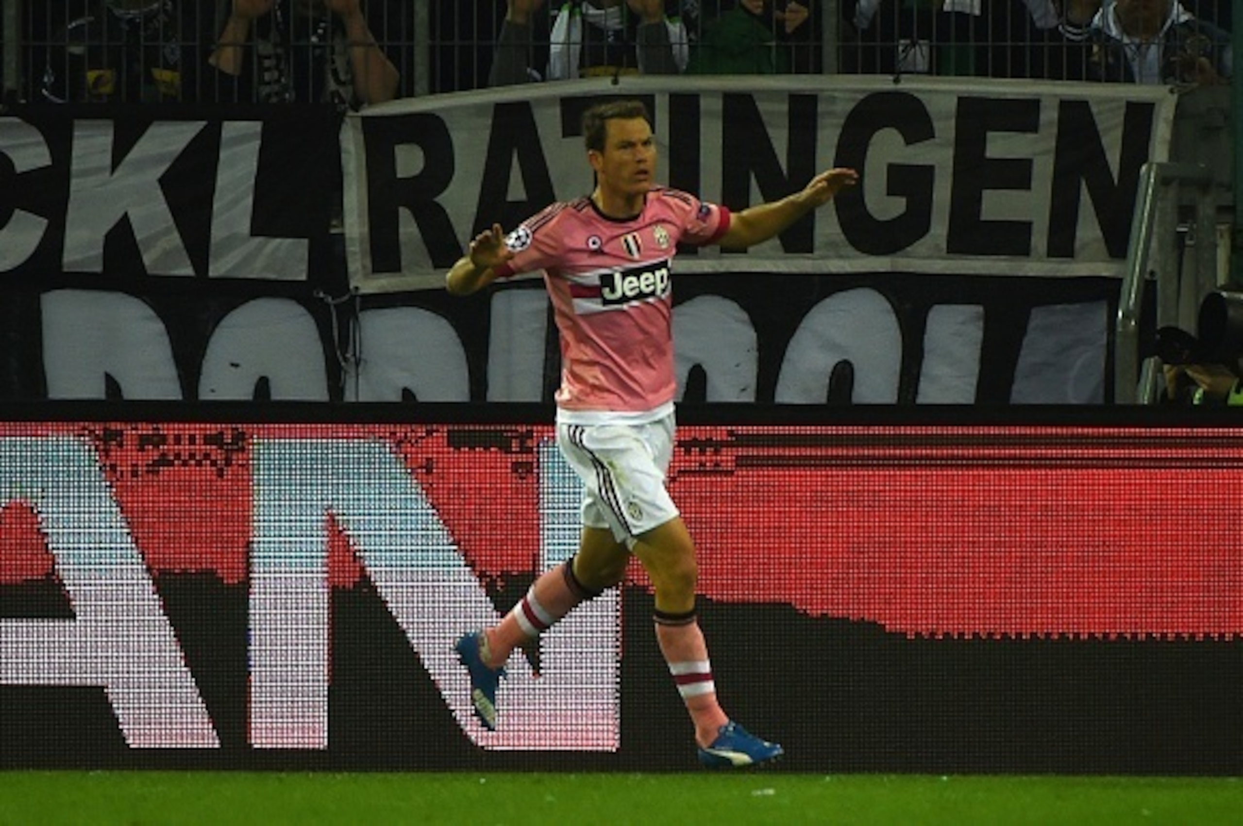 Juventus' Swiss defender Stephan Lichtsteiner celebrates scoring the equalizer 1-1 goal during the UEFA Champions League Group D, second-leg football match Borussia Moenchengladbach vs Juventus in Moenchengladbach, western Germany on November 3, 2015. AFP Juventus' Swiss defender Stephan Lichtsteiner celebrates scoring the equalizer 1-1 goal during the UEFA Champions League Group D, second-leg football match Borussia Moenchengladbach vs Juventus in Moenchengladbach, western Germany on November 3, 2015. AFP