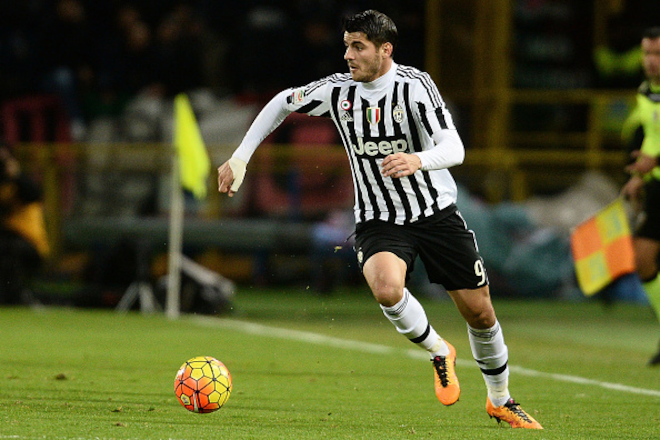 BOLOGNA, ITALY - FEBRUARY 19: Alvaro Morata # 9 of Juventus FC in action during the Serie A match between Bologna FC and Juventus FC at Stadio Renato Dall'Ara on February 19, 2016 in Bologna, Italy.  (Photo by Mario Carlini / Iguana Press/Getty Images)
