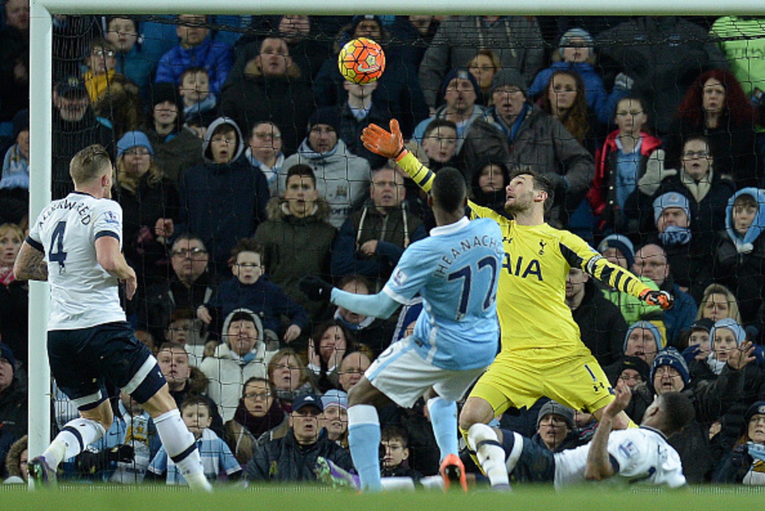 Manchester City's Nigerian striker Kelechi Iheanacho (C) shoots past Tottenham Hotspur's French goalkeeper Hugo Lloris to score his team's first goal during the English Premier League football match between Manchester City and Tottenham Hotspur at the Eti