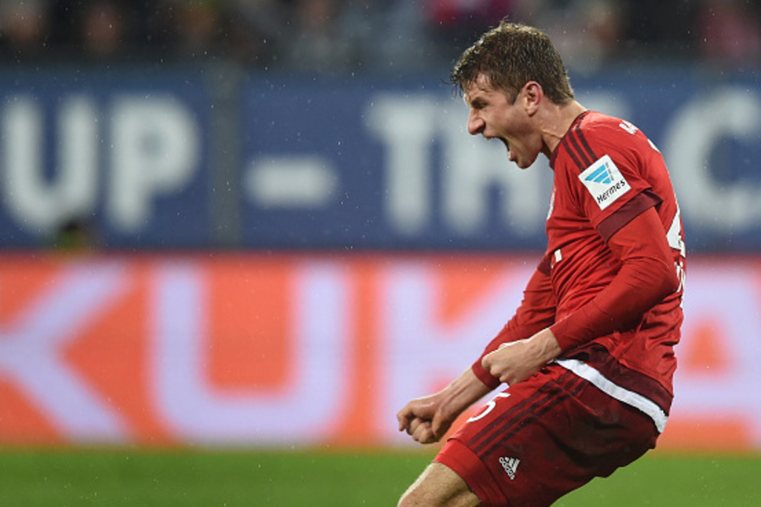 Bayern Munich's striker Thomas Mueller celebrates scoring the 0-3 during the German first division Bundesliga football match of FC Augsburg vs FC Bayern Munich in Augsburg, southern Germany, on February 14, 2016. / AFP / CHRISTOF STACHE / RESTRICTIONS: DU
