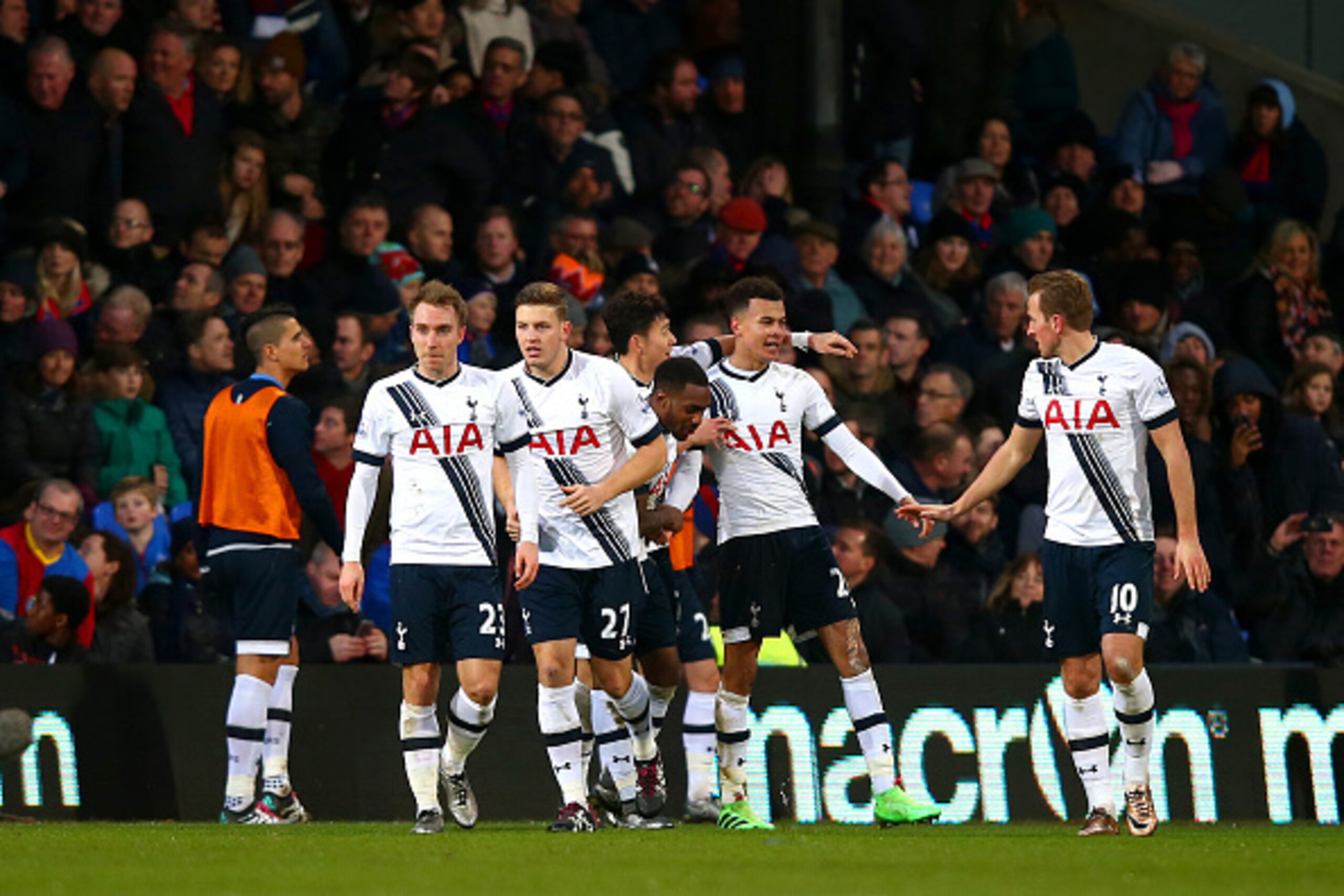 LONDON, ENGLAND - JANUARY 23:  Dele Alli (2nd R) of Tottenham Hotspur celebrates scoring his team's second goal with his team mates during the Barclays Premier League match between Crystal Palace and Tottenham Hotspur at Selhurst Park on January 23, 2016 