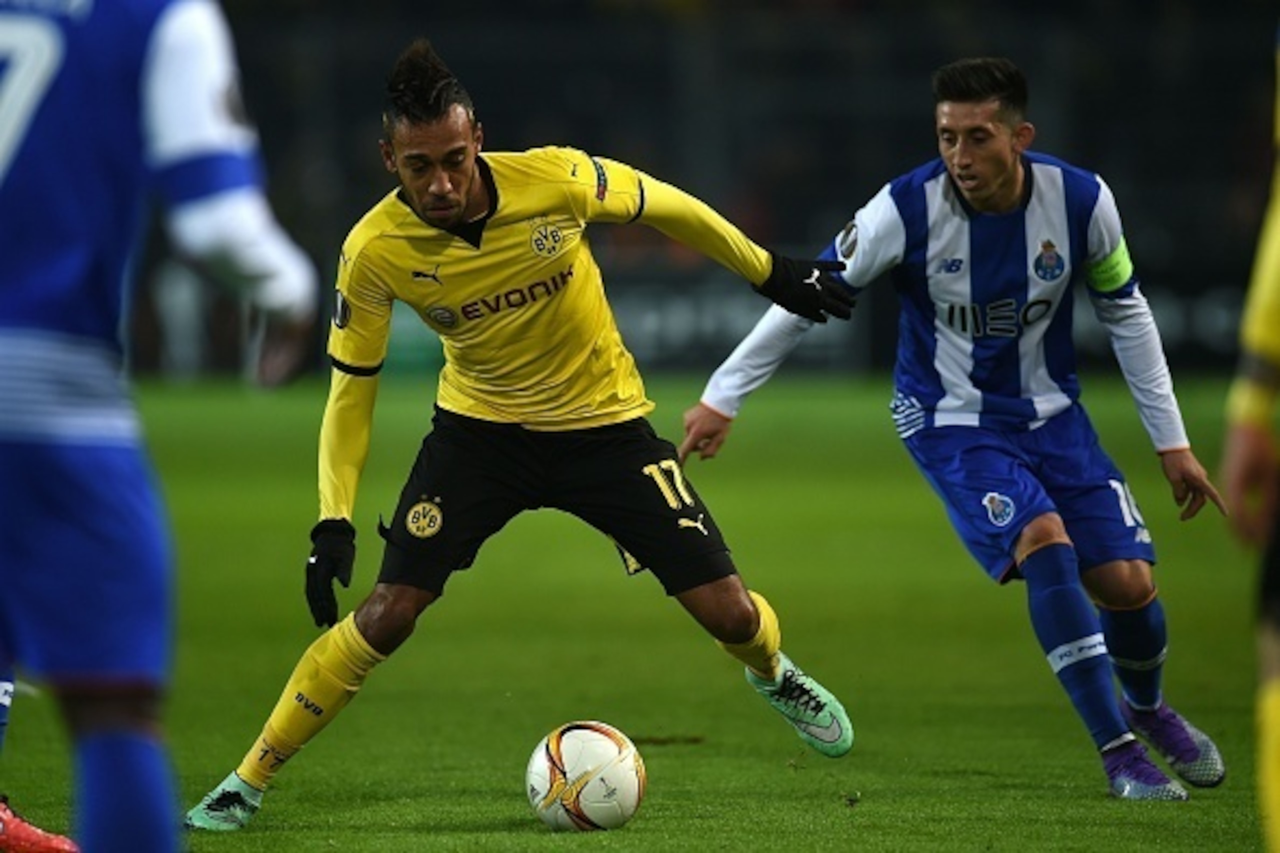 Dortmund's Gabonese striker Pierre-Emerick Aubameyang vies with Porto´s Hector Herrera during the UEFA Europa League Round of 32 football match between Borussia Dortmund and FC Porto in Dortmund, western Germany on February 18, 2016.
/ AFP / PATRIK STO Dortmund's Gabonese striker Pierre-Emerick Aubameyang vies with Porto´s Hector Herrera during the UEFA Europa League Round of 32 football match between Borussia Dortmund and FC Porto in Dortmund, western Germany on February 18, 2016.
/ AFP / PATRIK STO