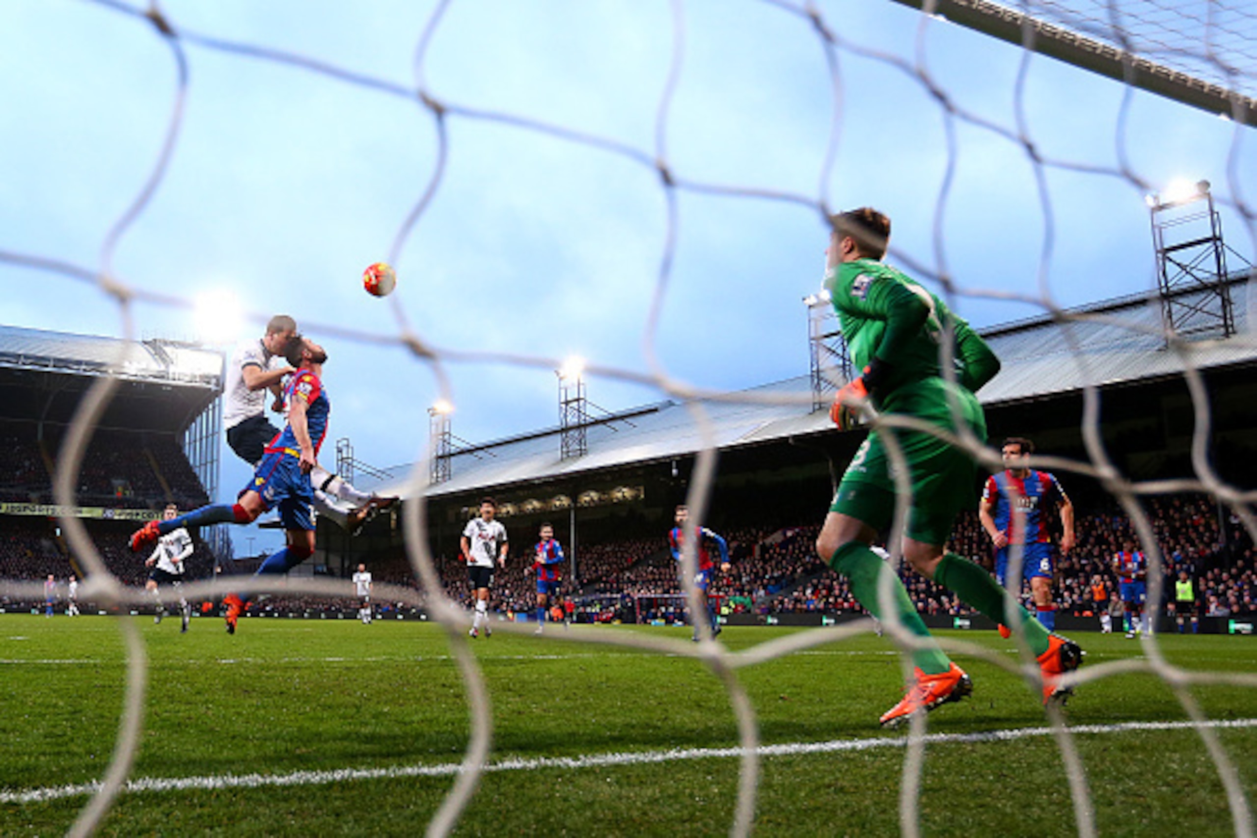 LONDON, ENGLAND - JANUARY 23:  Harry Kane of Tottenham Hotspur scores his team's opening goal during the Barclays Premier League match between Crystal Palace and Tottenham Hotspur at Selhurst Park on January 23, 2016 in London, England.  (Photo by Ian Wal