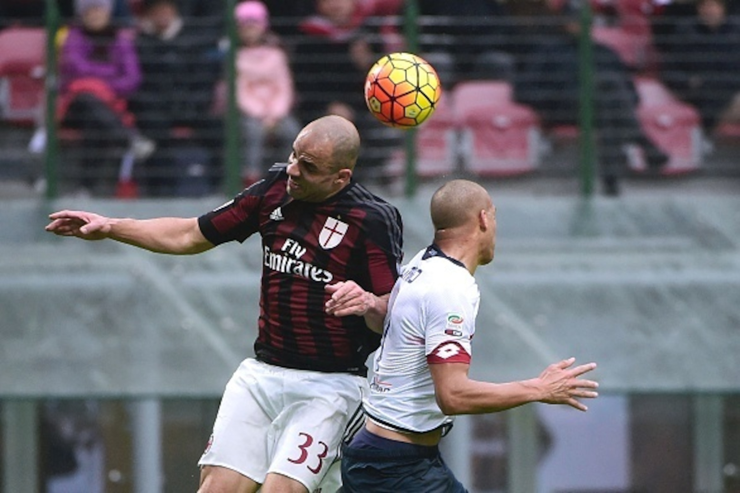 AC Milan's Brazilian defender Alex (L) heads the ball during the Italian Serie A football match AC Milan vs Genoa on February 14, 2016 at the San Siro Stadium stadium in Milan.  / AFP / OLIVIER MORIN        (Photo credit should read OLIVIER MORIN/AFP/Gett