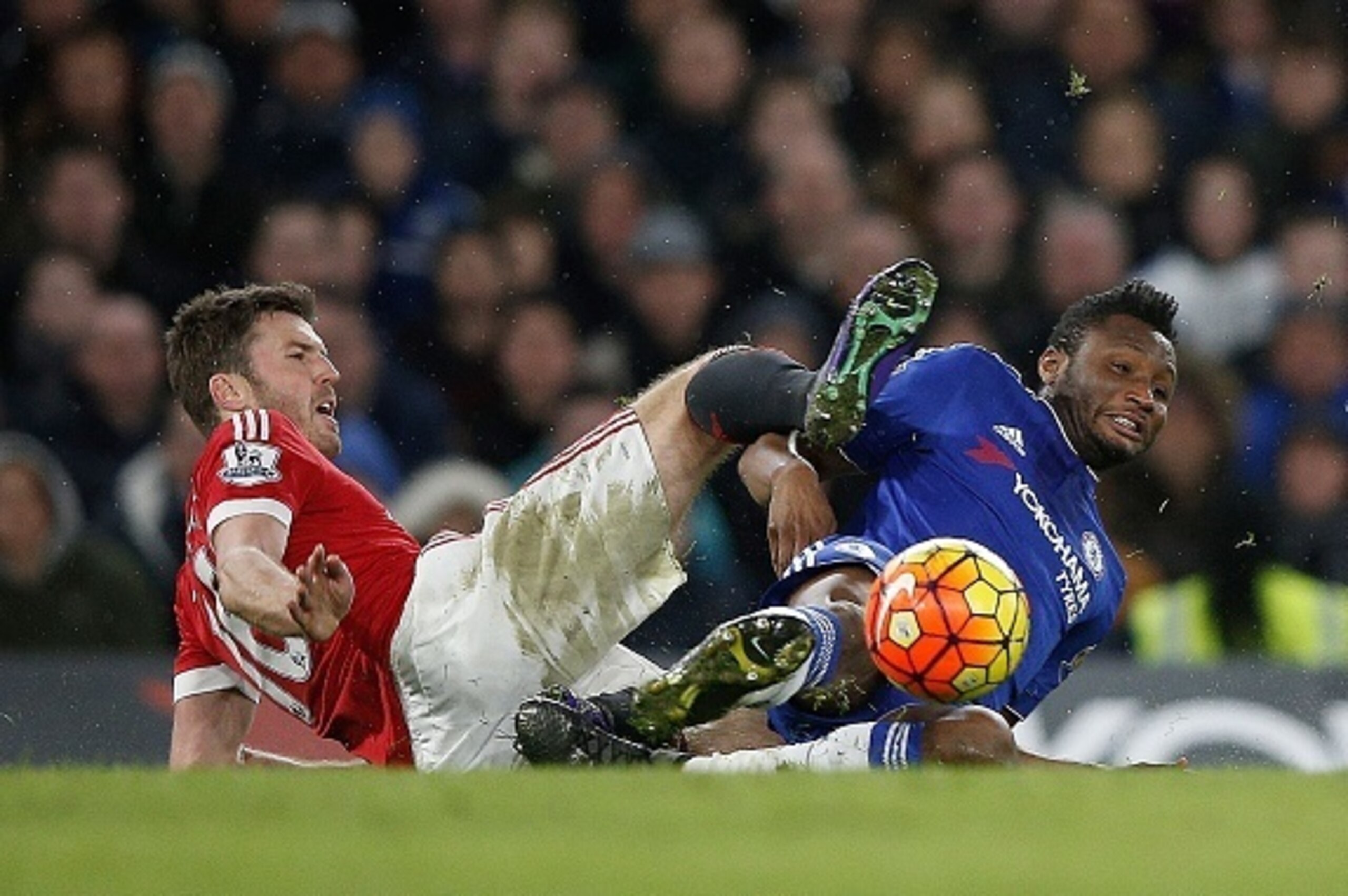 Manchester United's English midfielder Michael Carrick (L) clashes with Chelsea's Nigerian midfielder John Obi Mikel during the English Premier League football match between Chelsea and Manchester United at Stamford Bridge in London on February 7, 2016. /