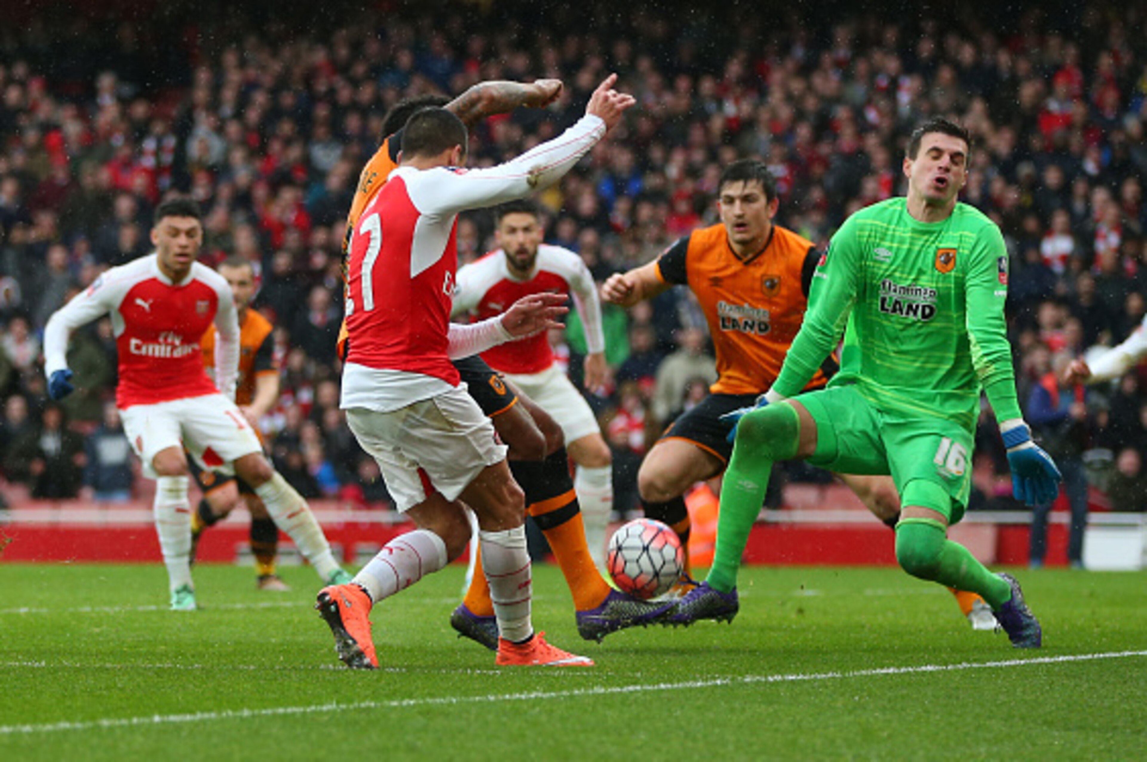 LONDON, ENGLAND - FEBRUARY 20 : Goalkeeper Eldin Jakupovic of Hull City makes a save during the Emirates FA Cup match between Arsenal and Hull City at the Emirates Stadium on February 20, 2016 in London, England. (Photo by Catherine Ivill - AMA/Getty Im LONDON, ENGLAND - FEBRUARY 20 : Goalkeeper Eldin Jakupovic of Hull City makes a save during the Emirates FA Cup match between Arsenal and Hull City at the Emirates Stadium on February 20, 2016 in London, England. (Photo by Catherine Ivill - AMA/Getty Im