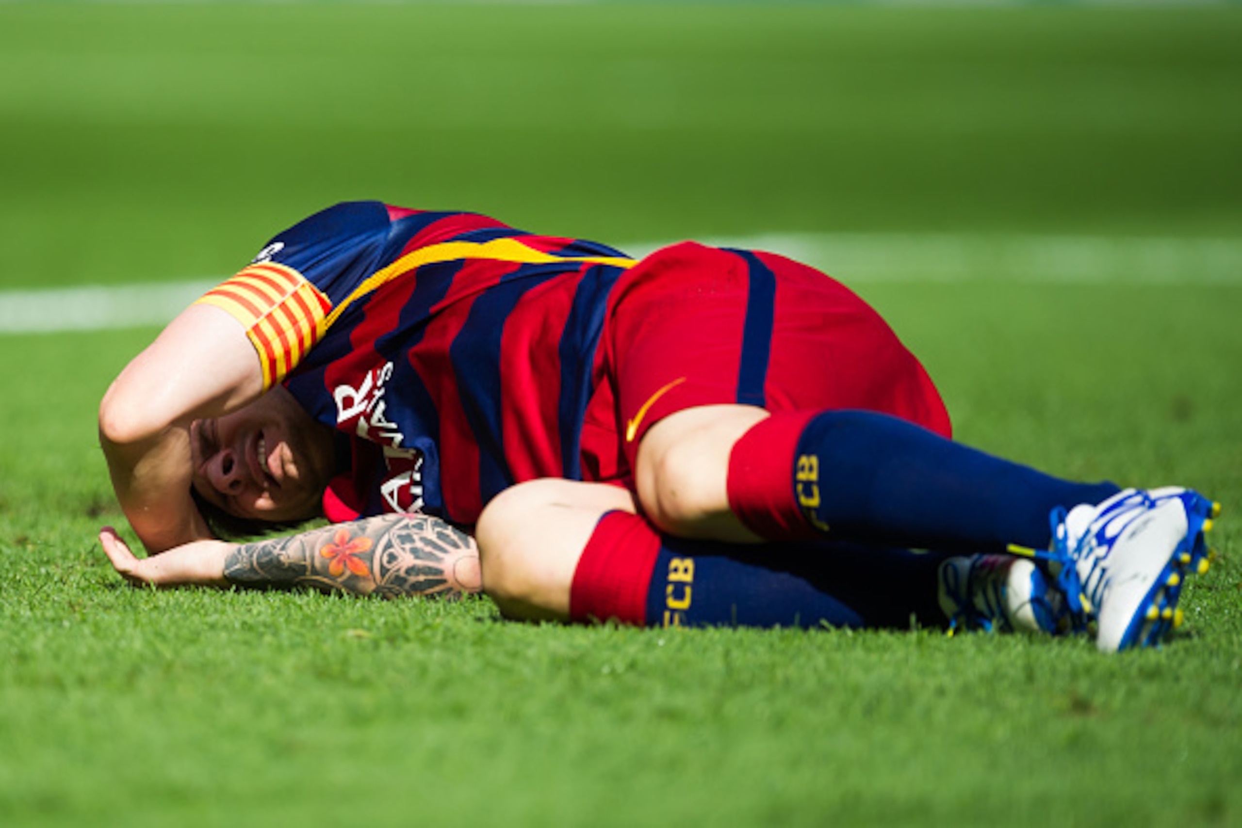 BARCELONA, SPAIN - SEPTEMBER 26: Lionel Messi of FC Barcelona lays injured on the pitch during the La Liga match between FC Barcelona and UD Las Palmas at Camp Nou on September 26, 2015 in Barcelona, Spain. (Photo by Alex Caparros/Getty Images) BARCELONA, SPAIN - SEPTEMBER 26: Lionel Messi of FC Barcelona lays injured on the pitch during the La Liga match between FC Barcelona and UD Las Palmas at Camp Nou on September 26, 2015 in Barcelona, Spain. (Photo by Alex Caparros/Getty Images)