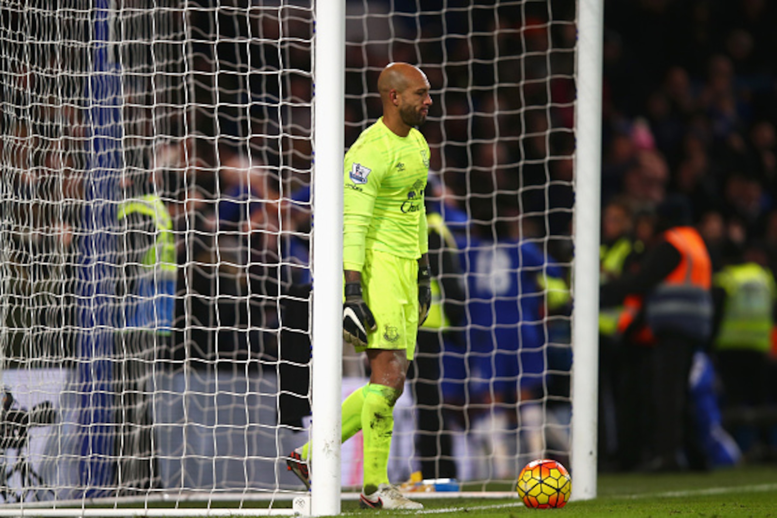 LONDON, ENGLAND - JANUARY 16: Tim Howard of Everton reacts after Chelsea's third goal during the Barclays Premier League match between Chelsea and Everton at Stamford Bridge on January 16, 2016 in London, England.  (Photo by Clive Rose/Getty Images)