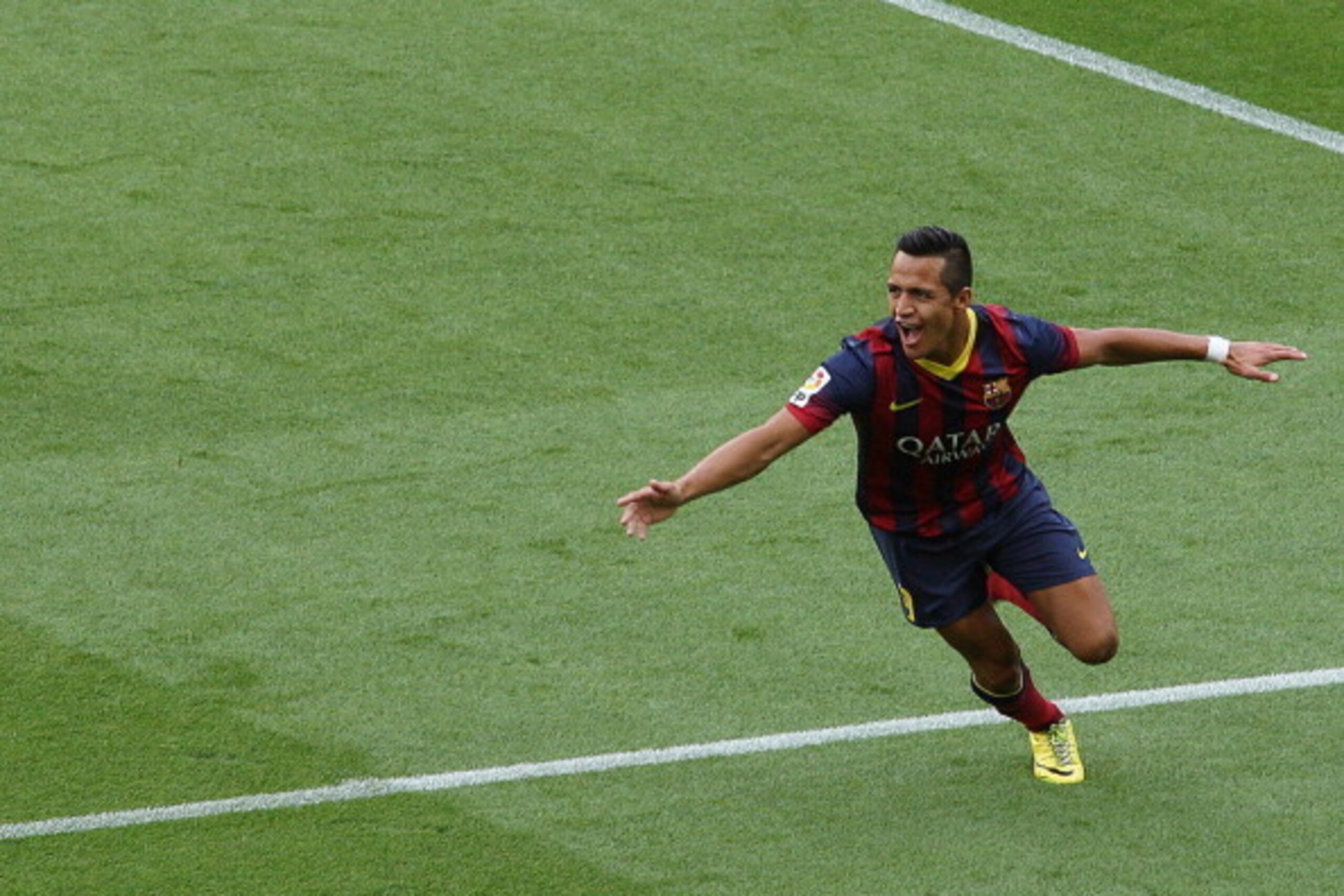 Barcelona's Chilean forward Alexis Sanchez celebrates after scoring during the Spanish league football match FC Barcelona vs Club Atletico de Madrid at the Camp Nou stadium in Barcelona on May 17, 2014.   AFP PHOTO/ QUIQUE GARCIA        (Photo credit shou