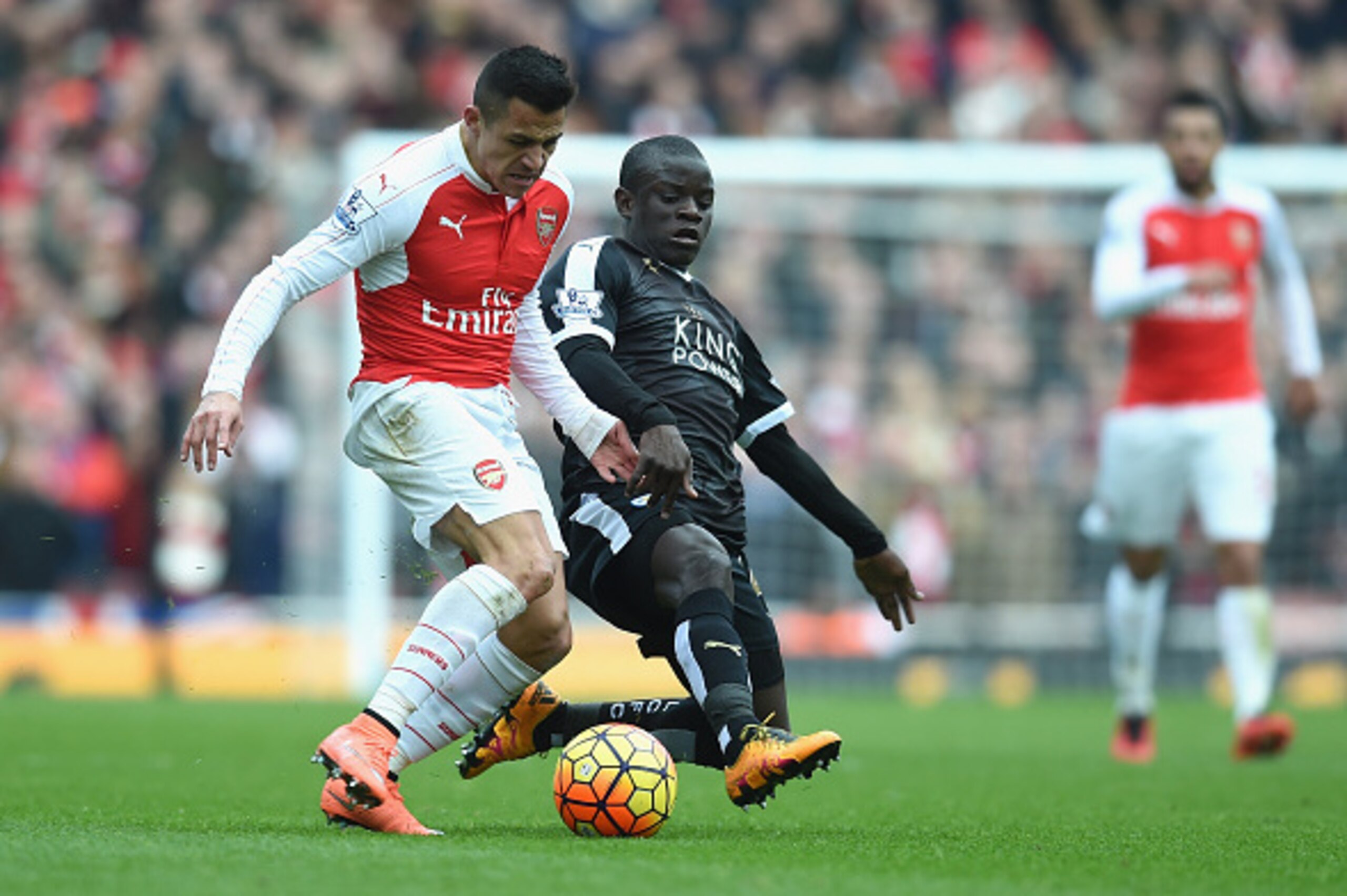 LONDON, ENGLAND - FEBRUARY 14:  Alexis Sanchez of Arsenal takes on N'golo Kante of Leicester City  during the Barclays Premier League match between Arsenal and Leicester City at the Emirates Stadium.  (Photo by Michael Regan/Getty Images)
