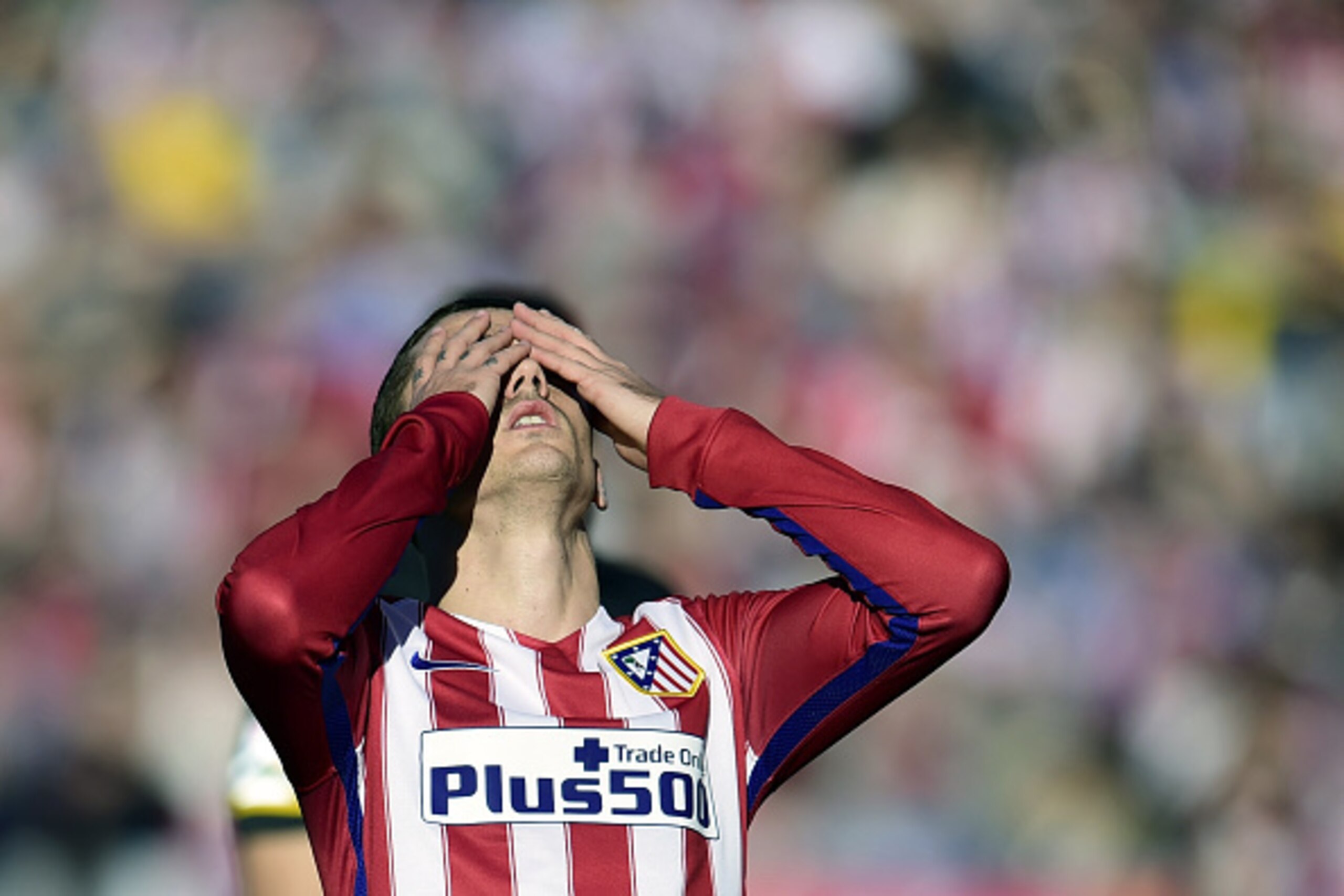 Atletico Madrid's French forward Antoine Griezmann reacts after missing a goal during the Spanish league football match Club Atletico de Madrid vs Sevilla FC at the Vicente Calderon stadium in Madrid on January 24, 2016. AFP PHOTO / JAVIER SORIANO / AFP Atletico Madrid's French forward Antoine Griezmann reacts after missing a goal during the Spanish league football match Club Atletico de Madrid vs Sevilla FC at the Vicente Calderon stadium in Madrid on January 24, 2016. AFP PHOTO / JAVIER SORIANO / AFP