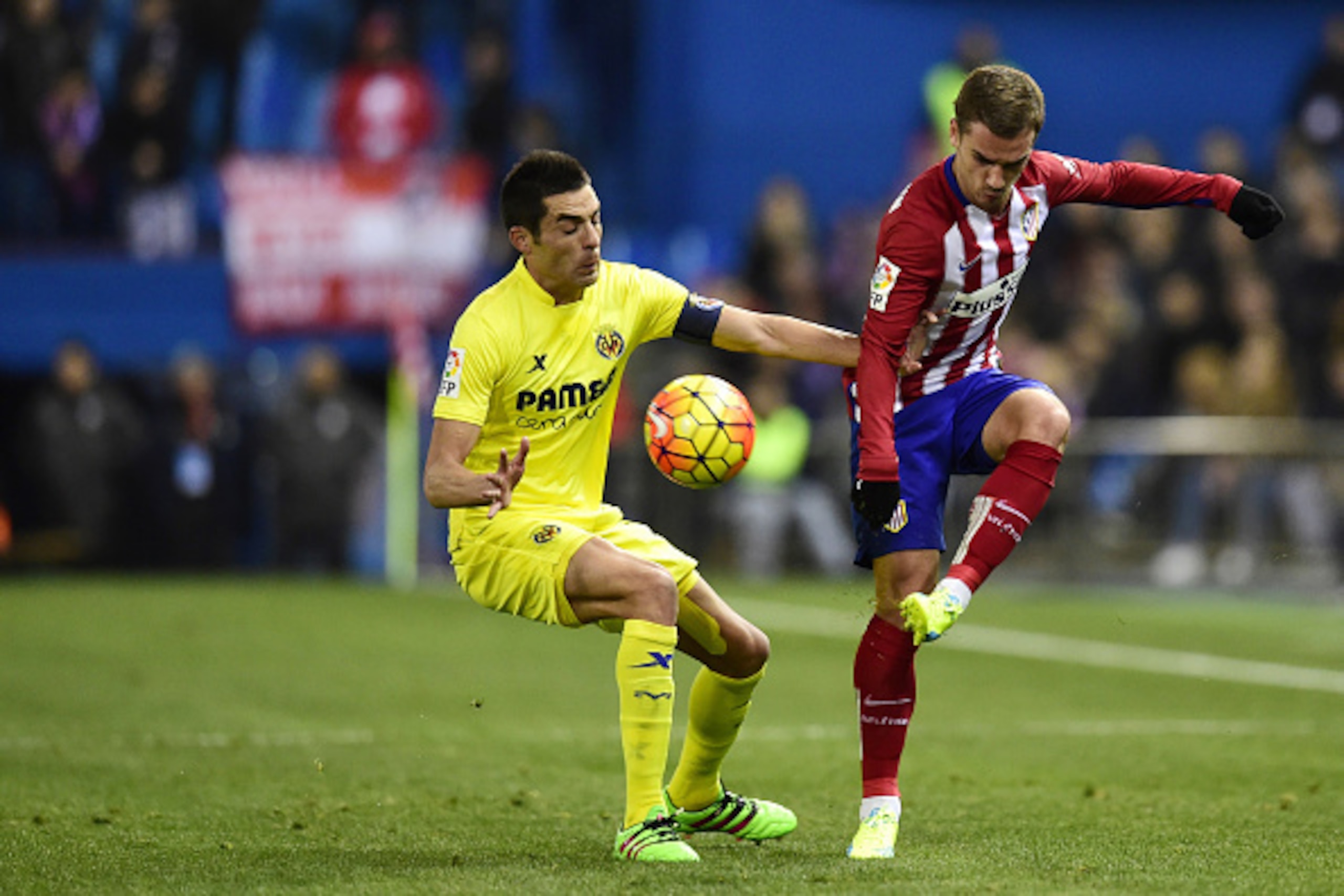 Villarreal's midfielder Bruno Soriano (L) vies with Atletico Madrid's French forward Antoine Griezmann during the Spanish league football match Club Atletico de Madrid vs Villarreal CF at the Vicente Calderon stadium in Madrid on February 21, 2016. / AFP Villarreal's midfielder Bruno Soriano (L) vies with Atletico Madrid's French forward Antoine Griezmann during the Spanish league football match Club Atletico de Madrid vs Villarreal CF at the Vicente Calderon stadium in Madrid on February 21, 2016. / AFP
