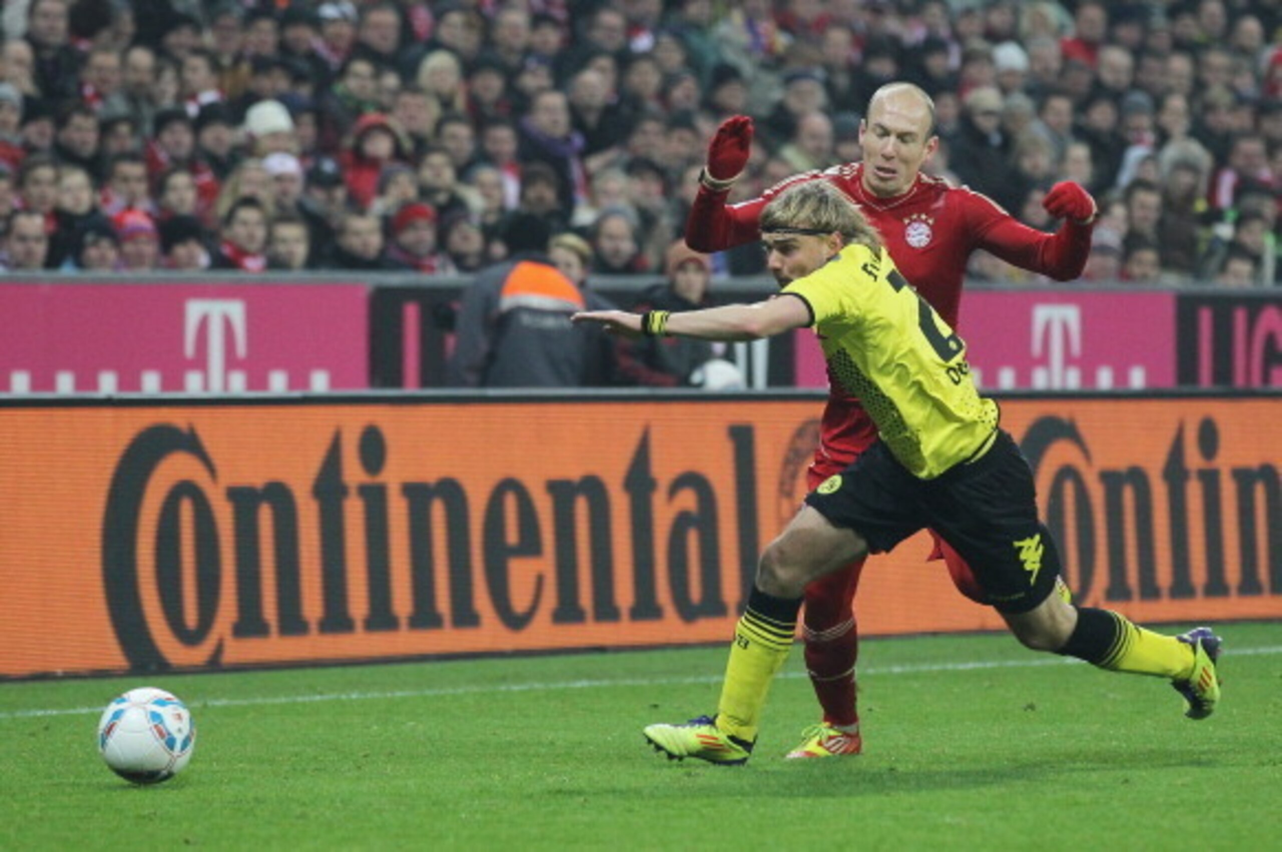 MUNICH, GERMANY - NOVEMBER 19:  Arjen Robben (R) of Muenchen battles for the ball with Marcel Schmelzer of Dortmund during the Bundesliga match between FC Bayern Muenchen and Borussia Dortmund at Allianz Arena on November 19, 2011 in Munich, Germany.  (Ph