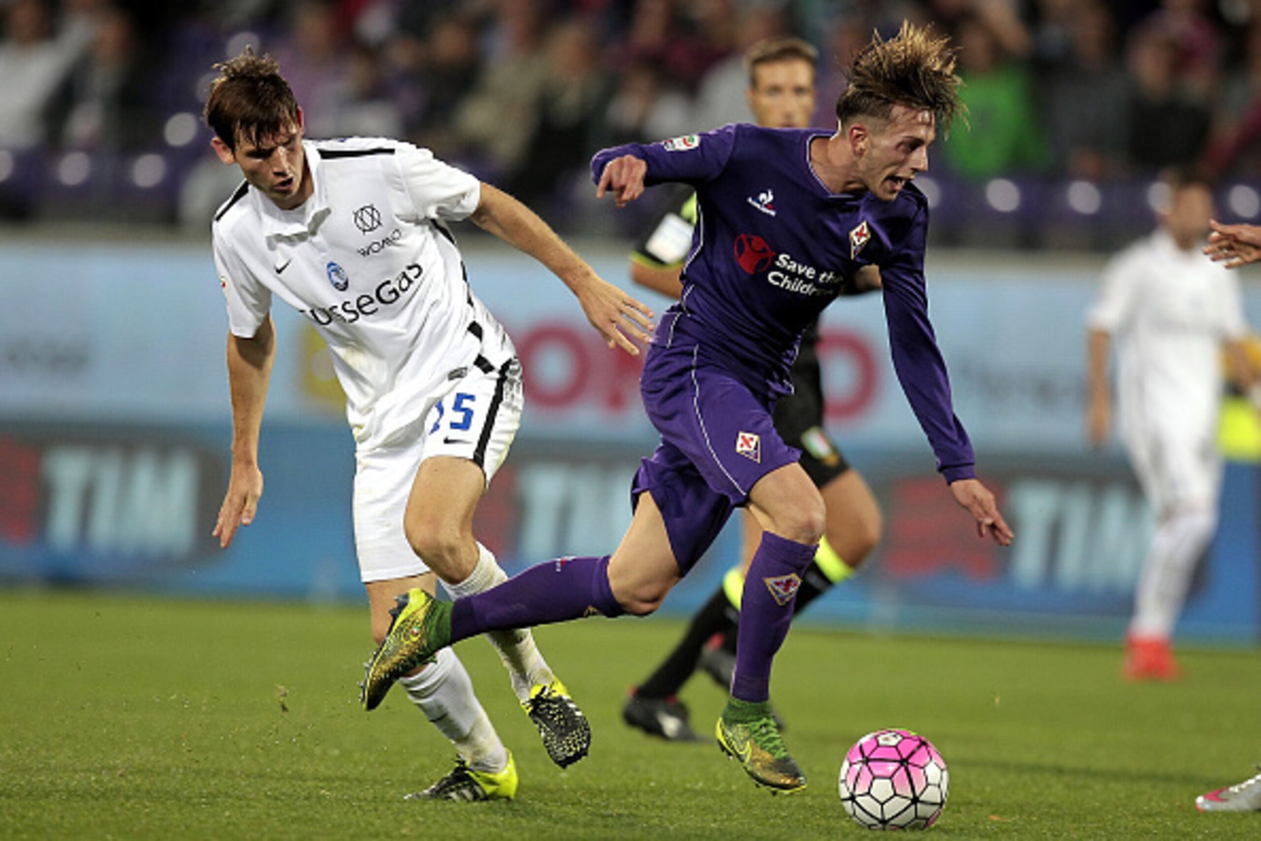 FLORENCE, ITALY - OCTOBER 04: Federico Bernardeschi of ACF Fiorentina battles for the ball with Marten De Roon of Atalanta BC during the Serie A match between ACF Fiorentina and Atalanta BC at Stadio Artemio Franchi on October 4, 2015 in Florence, Italy. 