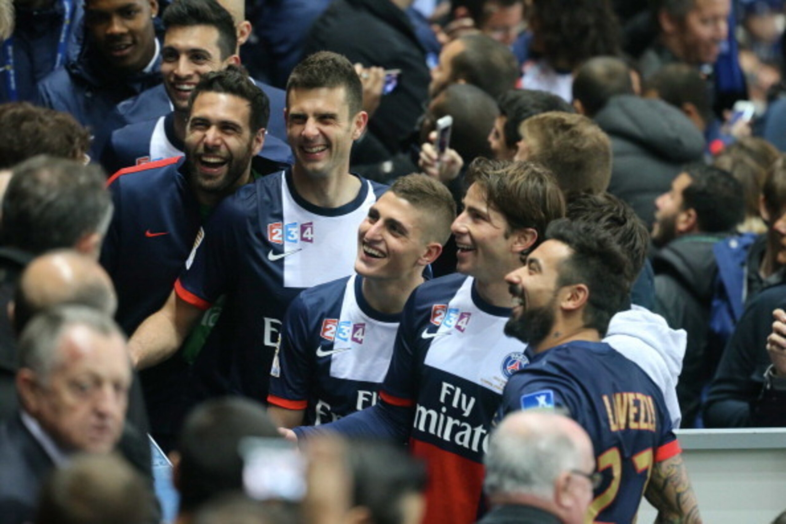 PARIS, FRANCE - APRIL 19:  Javier Pastore, Salvatore Sirigu, Thiago Motta, Marco Verratti, Maxwell and Ezequiel Lavezzi of Paris Saint-Germain celebrate the victory after the French Finale League Cup between Paris Saint-Germain FC and Olympique Lyonnais F