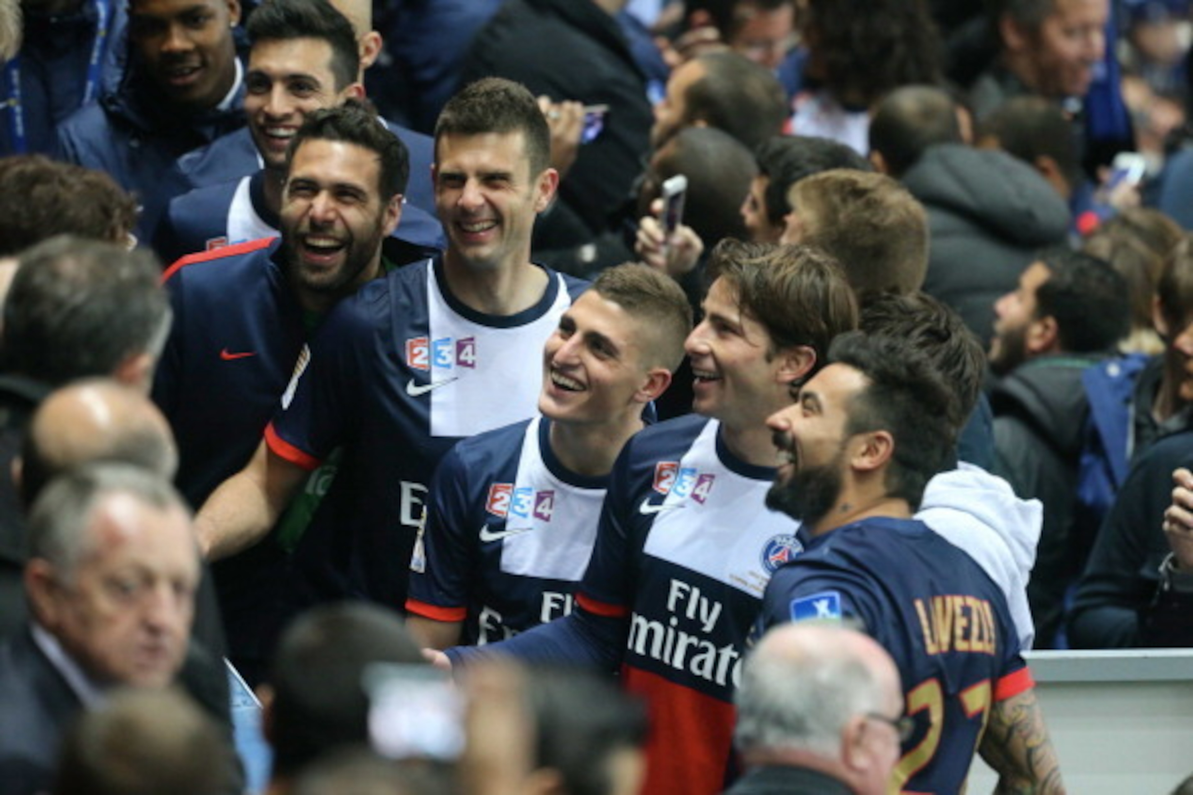PARIS, FRANCE - APRIL 19:  Javier Pastore, Salvatore Sirigu, Thiago Motta, Marco Verratti, Maxwell and Ezequiel Lavezzi of Paris Saint-Germain celebrate the victory after the French Finale League Cup between Paris Saint-Germain FC and Olympique Lyonnais F