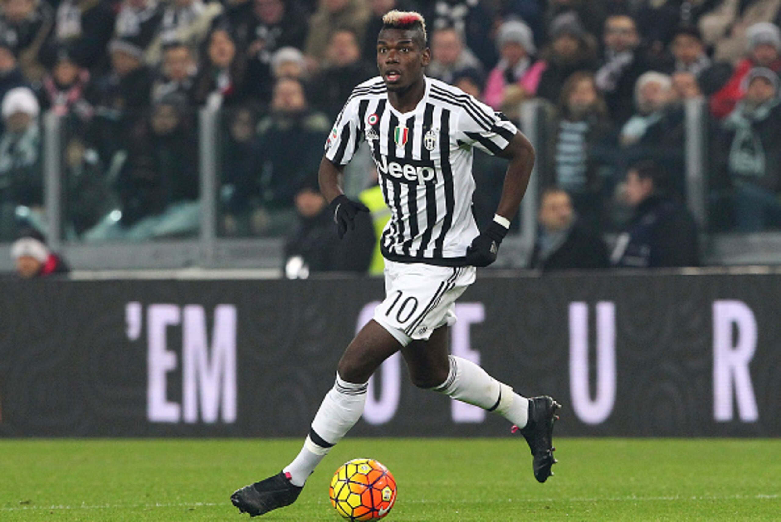 TURIN, ITALY - FEBRUARY 13:  Paul Pogba of Juventus FC in action during the Serie A match between and Juventus FC and SSC Napoli at Juventus Arena on February 13, 2016 in Turin, Italy.  (Photo by Marco Luzzani/Getty Images)