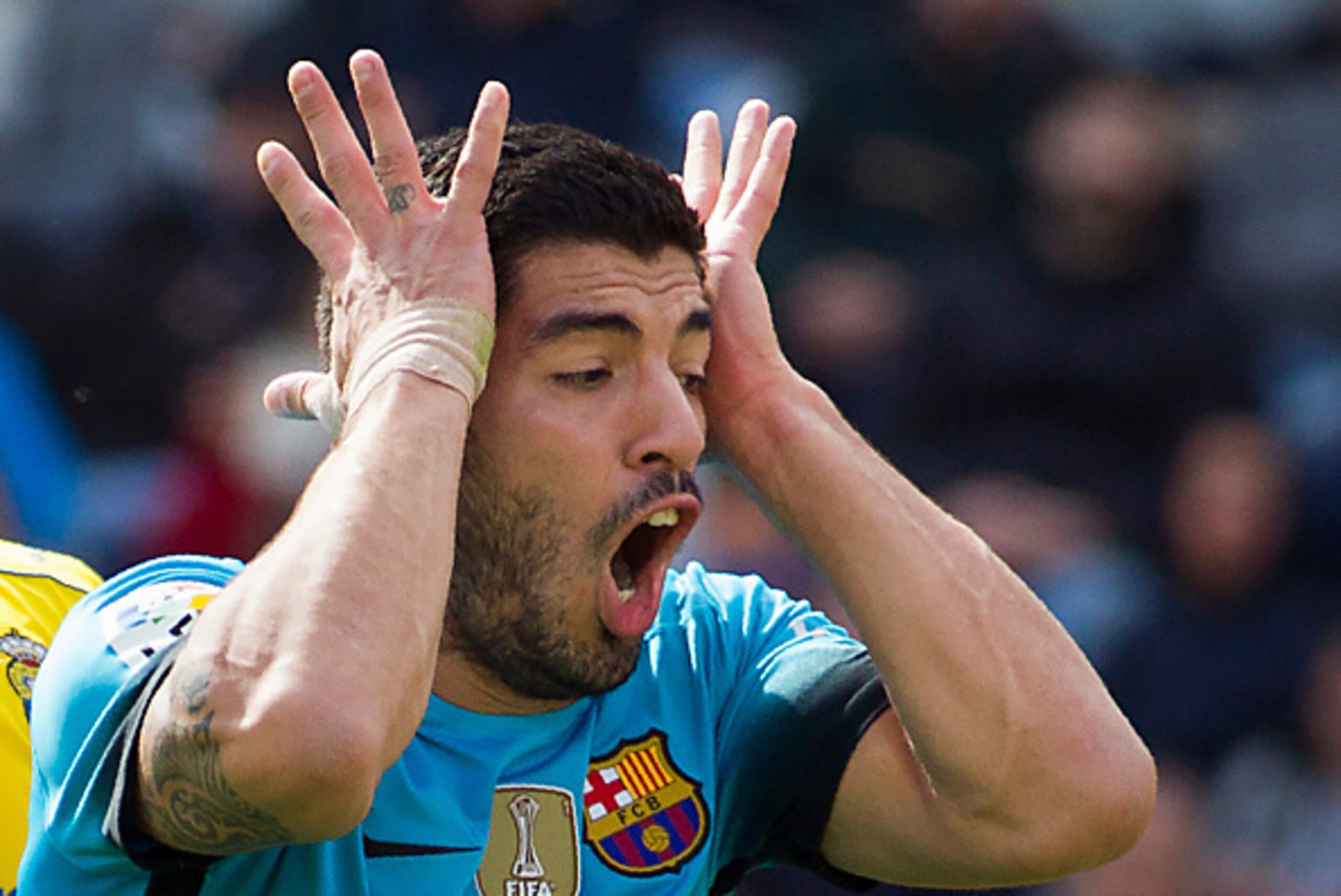 Barcelona's Uruguayan forward Luis Suarez gestures during the Spanish league football match UD Las Palmas vs FC Barcelona at the Gran Canaria stadium in Las Palmas de Gran Canaria on February 20, 2016. / AFP / JAIME REINA        (Photo credit should read 