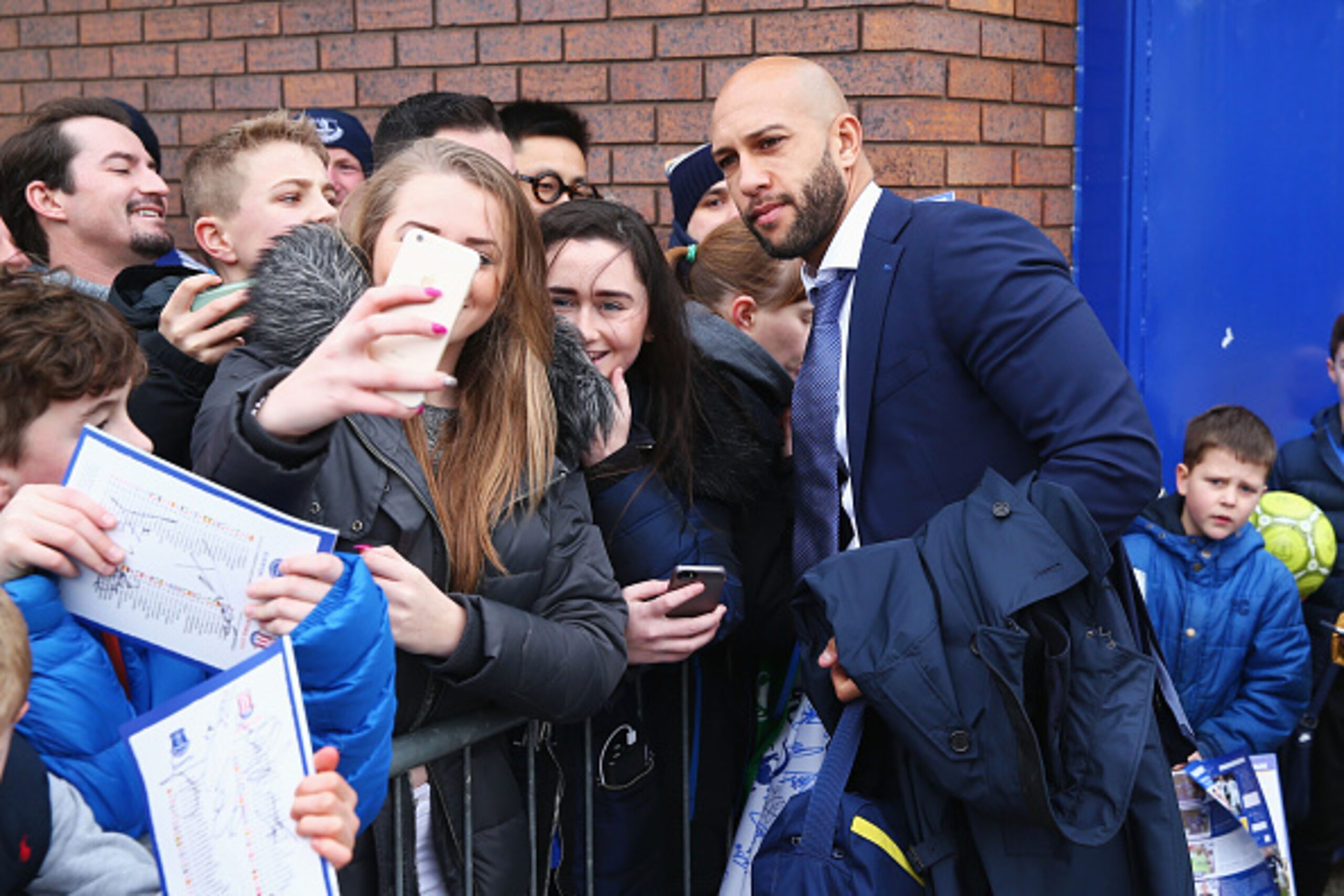 LIVERPOOL, ENGLAND - DECEMBER 28: Tim Howard of Everton poses for a selfie photograph as he arrives prior toduring the Barclays Premier League match between Everton and Stoke City at Goodison Park on December 28, 2015 in Liverpool, England. (Photo by Cl LIVERPOOL, ENGLAND - DECEMBER 28: Tim Howard of Everton poses for a selfie photograph as he arrives prior toduring the Barclays Premier League match between Everton and Stoke City at Goodison Park on December 28, 2015 in Liverpool, England. (Photo by Cl
