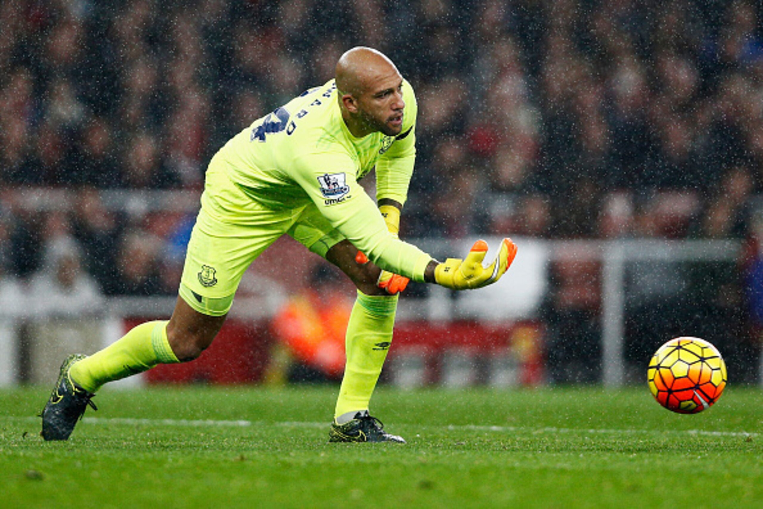 LONDON, ENGLAND - OCTOBER 24: Tim Howard of Everton in action during the Barclays Premier League match between Arsenal and Everton at Emirates Stadium on October 24, 2015 in London, England. (Photo by Dean Mouhtaropoulos/Getty Images) LONDON, ENGLAND - OCTOBER 24: Tim Howard of Everton in action during the Barclays Premier League match between Arsenal and Everton at Emirates Stadium on October 24, 2015 in London, England. (Photo by Dean Mouhtaropoulos/Getty Images)
