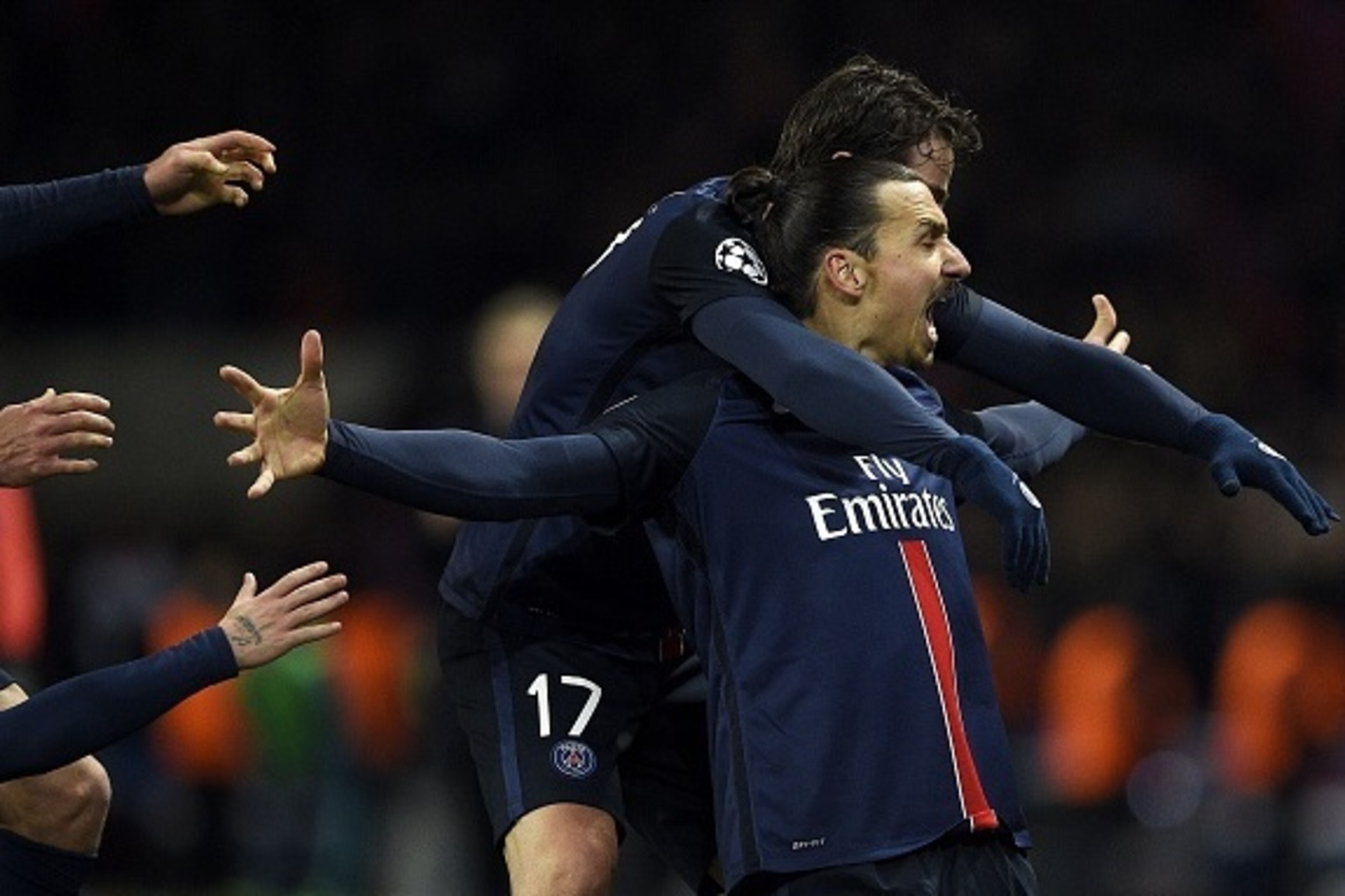 Paris Saint-Germain's Swedish forward Zlatan Ibrahimovic (R) celebrates with teammates after scoring a goal  during the Champions League round of 16 first leg football match between Paris Saint-Germain (PSG) and Chelsea FC on February 16, 2016, at the Par