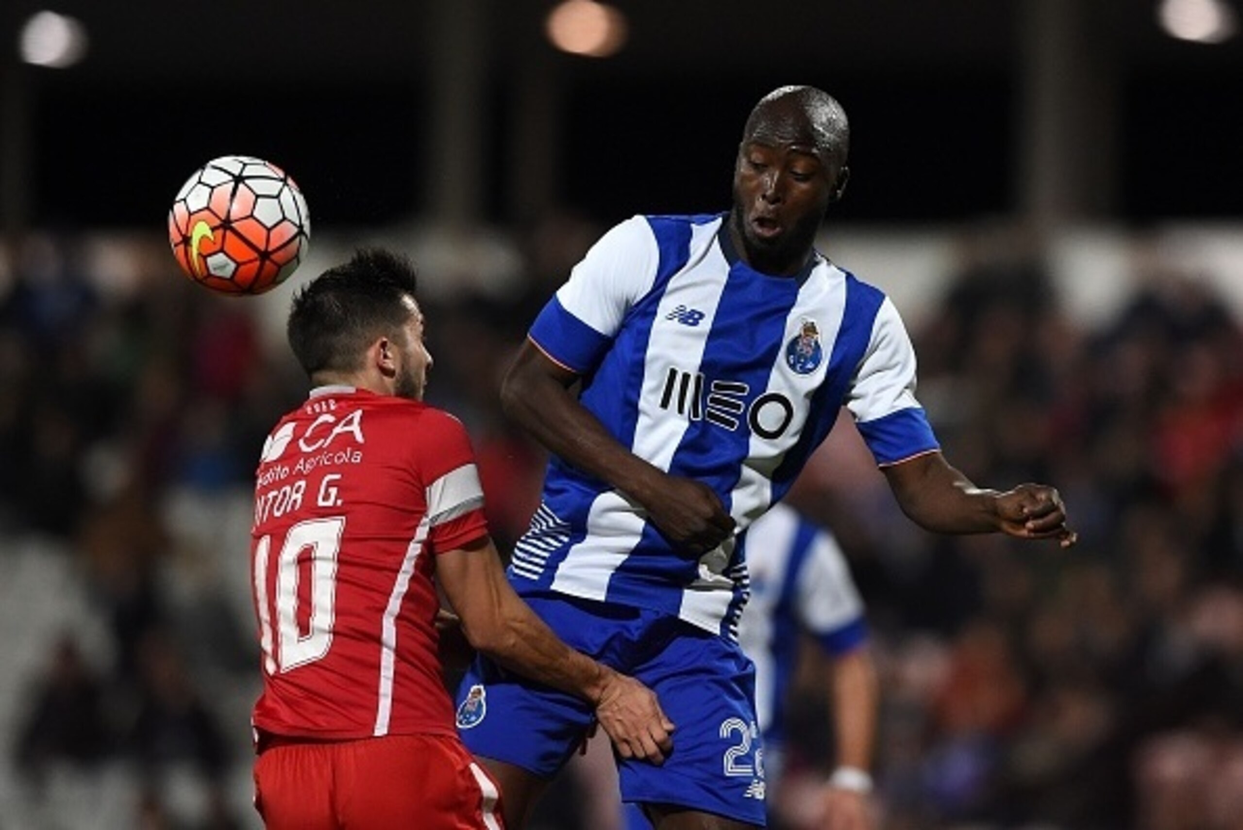 Gil Vicente's midfielder Vitor Goncalves (L) vies with Porto's midfielder Danilo Pereira during the Portuguese Cup semi-final football match Gil Vicente FC vs FC Porto at the Barcelos City stadium in Barcelos on February 3, 2016. AFP PHOTO/ FRANCISCO LEON
