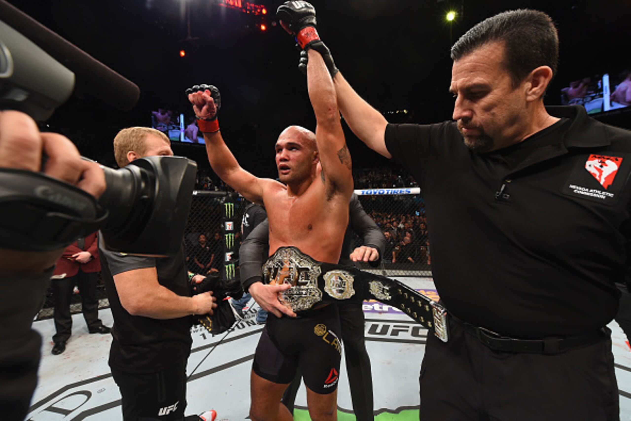 LAS VEGAS, NV - JANUARY 02: Robbie Lawler reacts to his victory over Carlos Condit in their UFC welterweight championship bout during the UFC 195 event inside MGM Grand Garden Arena on January 2, 2016 in Las Vegas, Nevada. (Photo by Josh Hedges/Zuffa LL LAS VEGAS, NV - JANUARY 02: Robbie Lawler reacts to his victory over Carlos Condit in their UFC welterweight championship bout during the UFC 195 event inside MGM Grand Garden Arena on January 2, 2016 in Las Vegas, Nevada. (Photo by Josh Hedges/Zuffa LL
