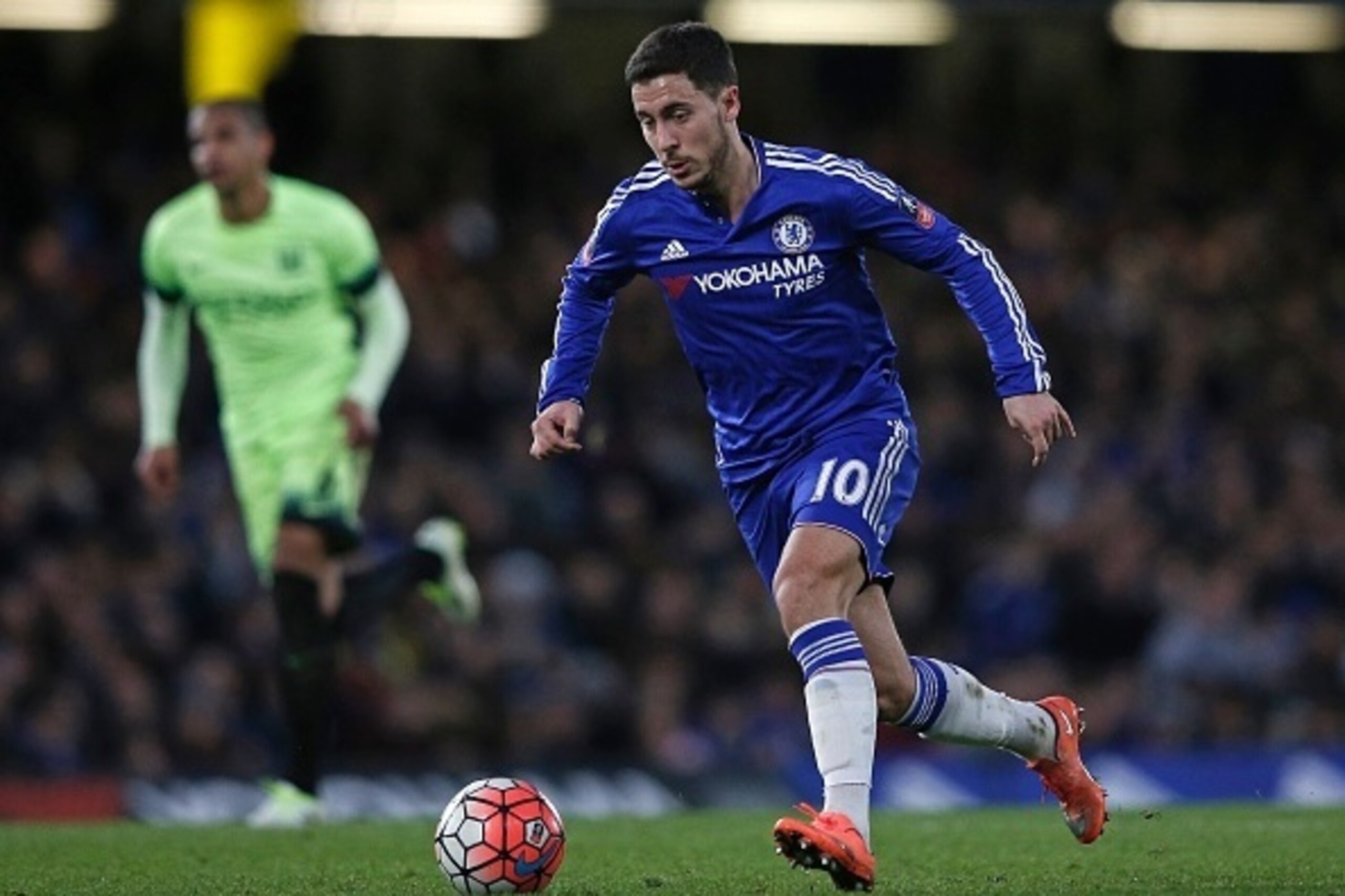 Chelsea's Belgian midfielder Eden Hazard runs with the ball during the English FA Cup fifth round football match between Chelsea and Manchester City at Stamford Bridge in London on February 21, 2016.  / AFP / ADRIAN DENNIS / RESTRICTED TO EDITORIAL USE. N