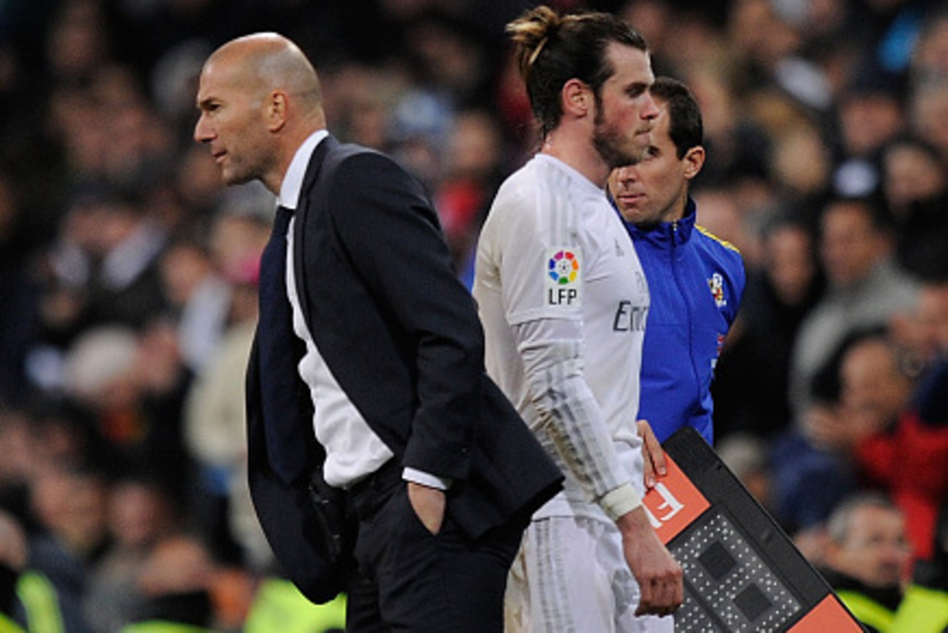 MADRID, SPAIN - JANUARY 09:  Gareth Bale of Real Madrid walks past Real manager Zinedine Zidane after being substituted during the La Liga match between Real Madrid CF and RC Deportivo La Coruna at Estadio Santiago Bernabeu on January 9, 2016 in Madrid, S
