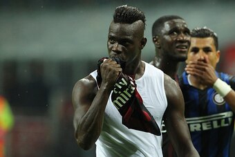 MILAN, ITALY - SEPTEMBER 13:  Mario Balotelli of AC Milan kisses the AC Milan shirt during the Serie A match between FC Internazionale Milano and AC Milan at Stadio Giuseppe Meazza on September 13, 2015 in Milan, Italy.  (Photo by Marco Luzzani/Getty Imag