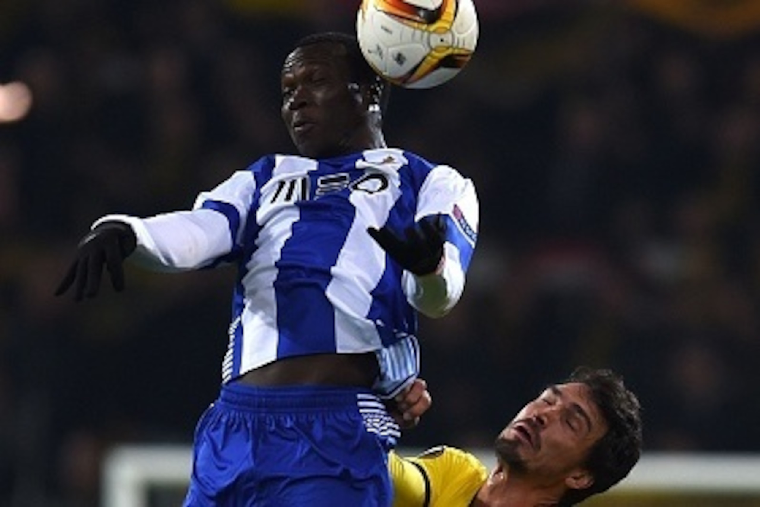 Dortmund's defender Mats Hummels vies with Porto´s Vincent Aboubakar during the UEFA Europa League Round of 32 football match between Borussia Dortmund and FC Porto in Dortmund, western Germany on February 18, 2016. 

 / AFP / PATRIK STOLLARZ        (Phot