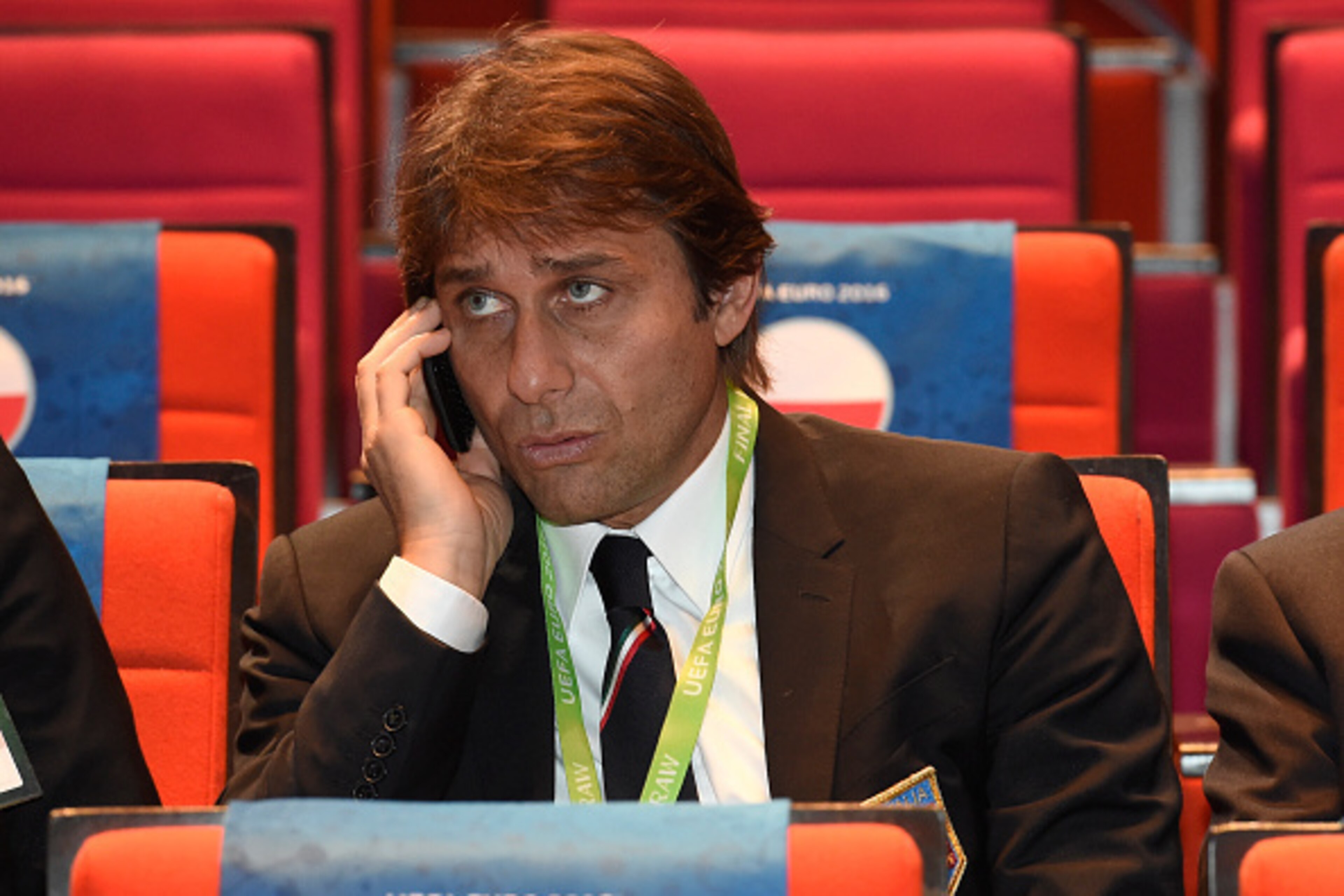 Italy's coach Antonio Conte talks on his mobile phone before the start of the final draw of the UEFA Euro 2016 football tournament in Paris on December 12, 2015.  AFP PHOTO / LIONEL BONAVENTURE / AFP / LIONEL BONAVENTURE        (Photo credit should read L