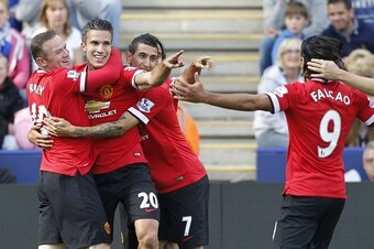 Manchester United's Dutch striker Robin van Persie (2nd L) celebrates scoring the opening goal with teammates, Manchester United's English striker Wayne Rooney (L), Manchester United's Argentinian midfielder Angel Di Maria (2nd R) and Manchester United's 