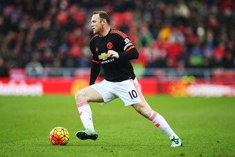 SUNDERLAND, ENGLAND - FEBRUARY 13:  Wayne Rooney of Manchester United controls the ball during the Barclays Premier m/ match between Sunderland and Manchester United at The Stadium of Light on February 13, 2016 in Sunderland, England. (Photo by Ian MacNic