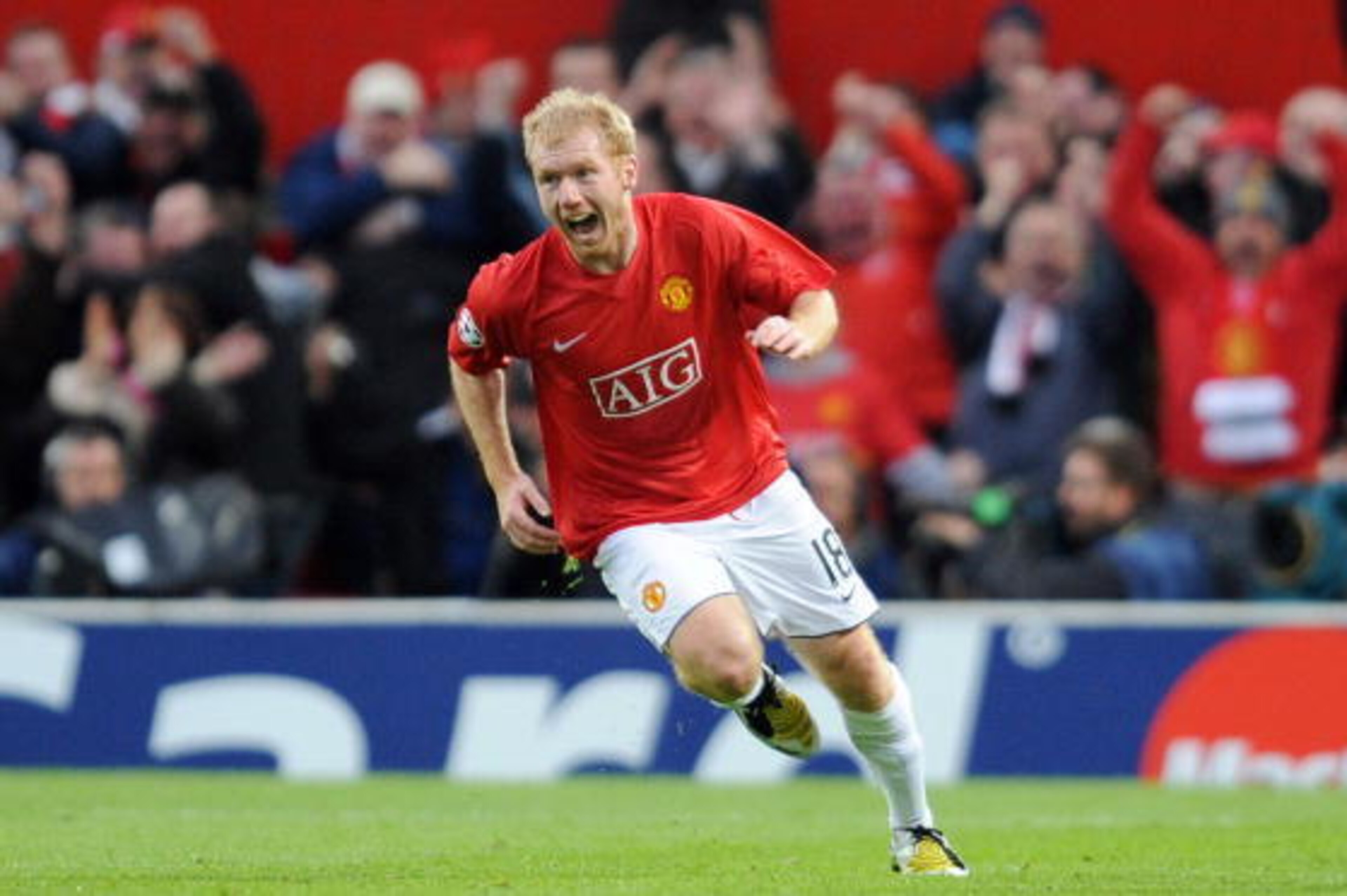 Manchester United's English midfielder Paul Scholes celebrates scoring against Barcelona during the second leg of their UEFA Champions League semi final football match at Old Trafford in Manchester, north west England on April 29, 2008. AFP PHOTO/ANDREW Y