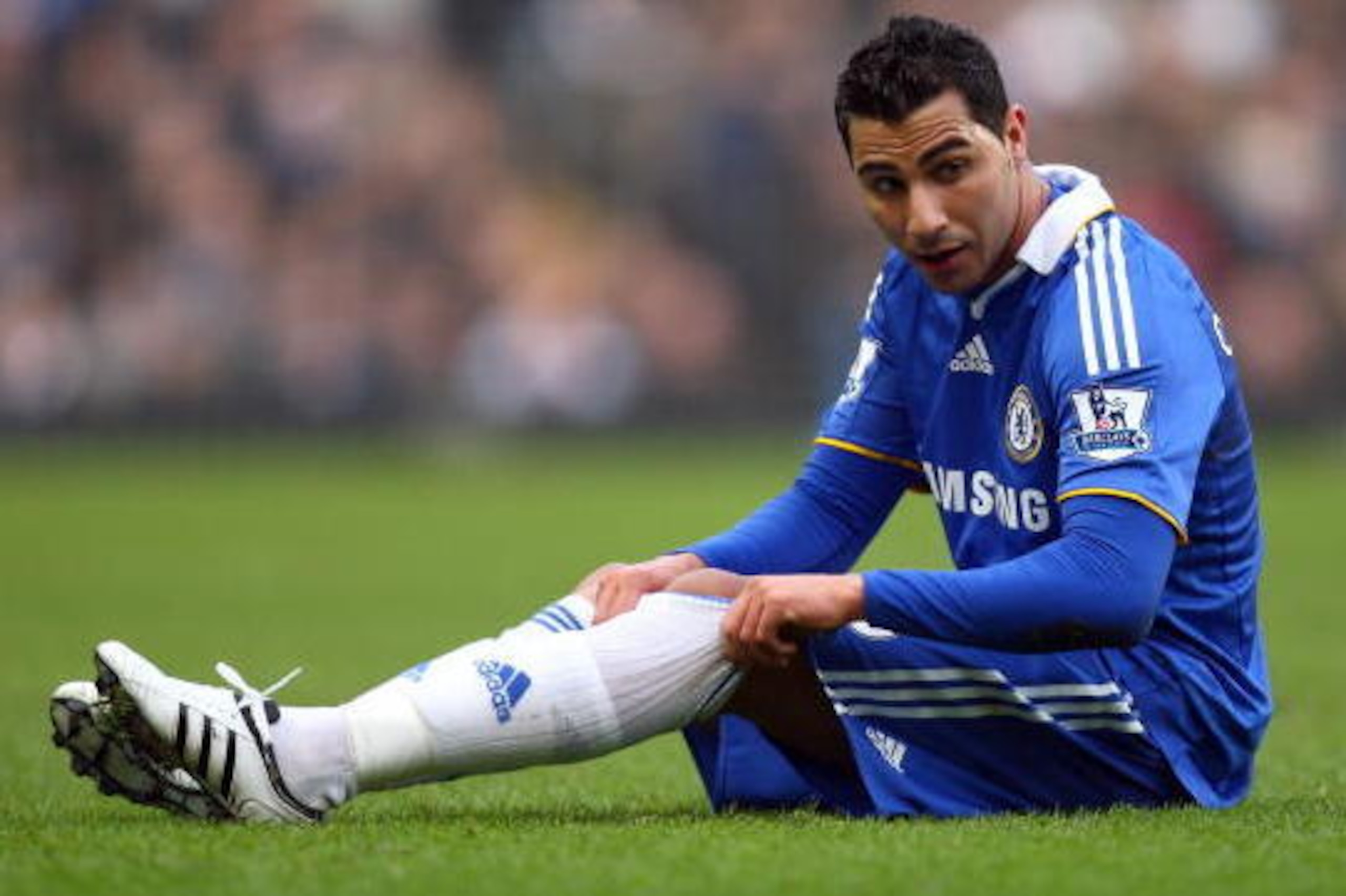LONDON - FEBRUARY 07:  Ricardo Quaresma of Chelsea sits on the pitch during the Barclays Premier League match between Chelsea and Hull City at Stamford Bridge on February 7, 2009 in London, England.  (Photo by Ian Walton/Getty Images)
