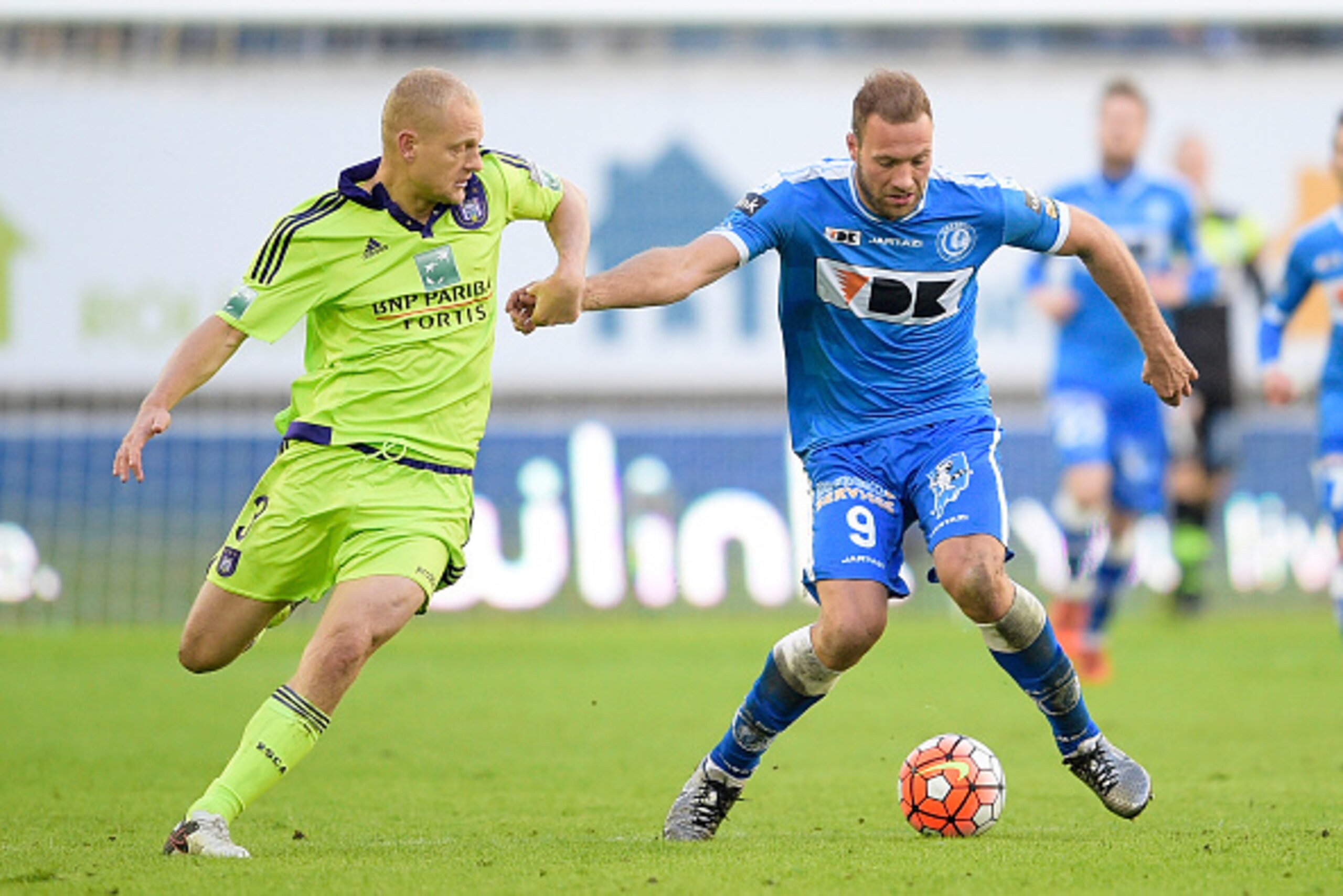 Anderlecht's Belgian defender Olivier Deschacht (L) vies with Gent's Belgian forward Laurent Depoitre during the Jupiler Pro League match between KAA Gent and RSC Anderlecht, in Gent, on January 17, 2016 on day 22 of the Belgian football championship. / A Anderlecht's Belgian defender Olivier Deschacht (L) vies with Gent's Belgian forward Laurent Depoitre during the Jupiler Pro League match between KAA Gent and RSC Anderlecht, in Gent, on January 17, 2016 on day 22 of the Belgian football championship. / A