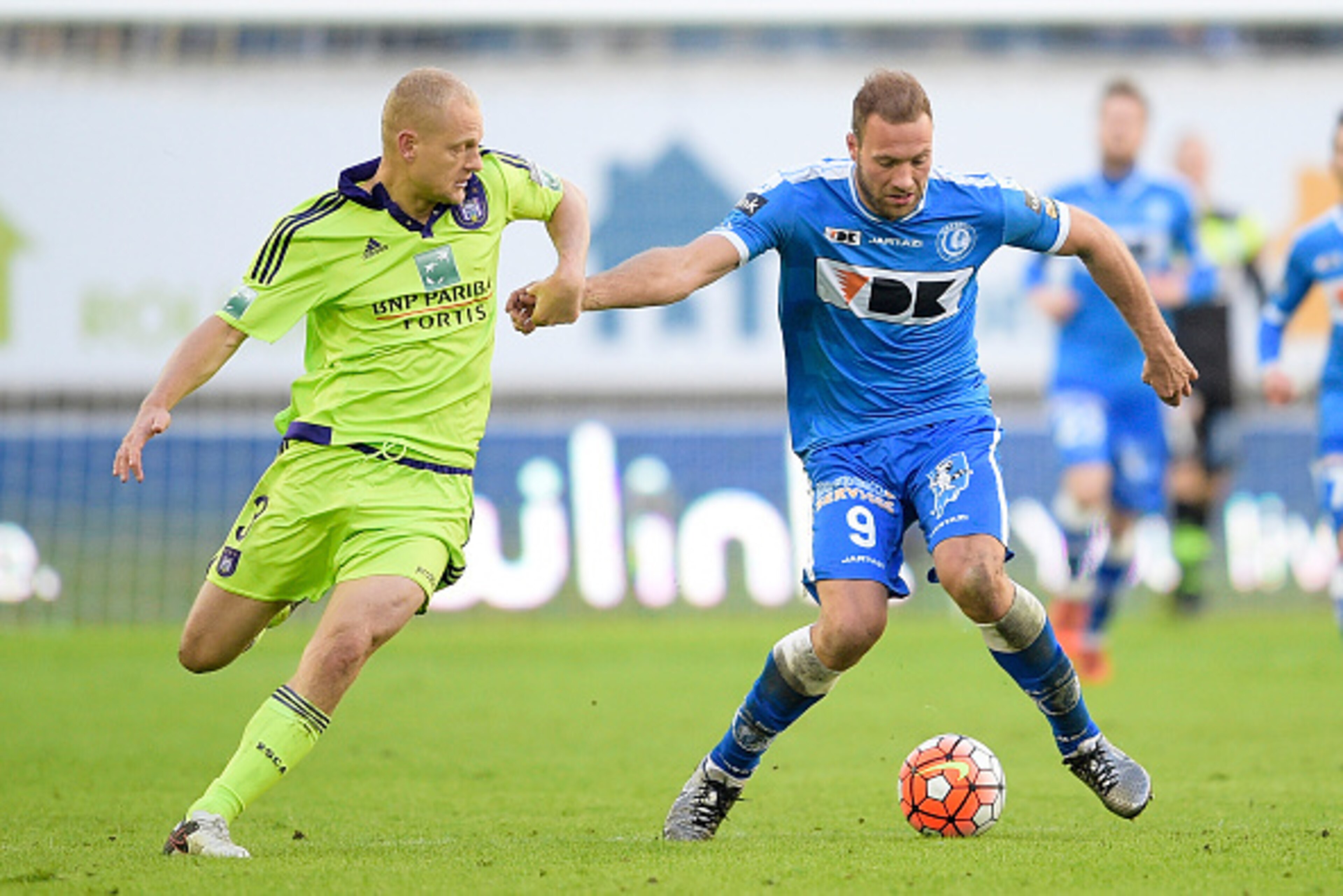Anderlecht's Belgian defender Olivier Deschacht (L) vies with Gent's Belgian forward Laurent Depoitre during the Jupiler Pro League match between KAA Gent and RSC Anderlecht, in Gent, on January 17, 2016 on day 22 of the Belgian football championship. / A