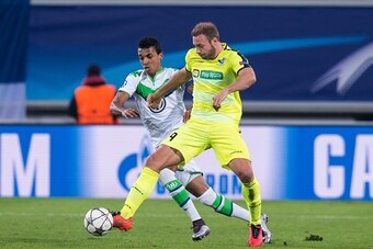 (L-R) Luiz Gustavo VFL Wolfsburg, Laurent Depoitre of KAA Gent during the UEFA Europa League round of 16 match between KAA Gent and VfL Wolfsburg on February 17, 2016 at the Ghelamco Arena in Gent, Belgium.(Photo by VI Images via Getty Images)