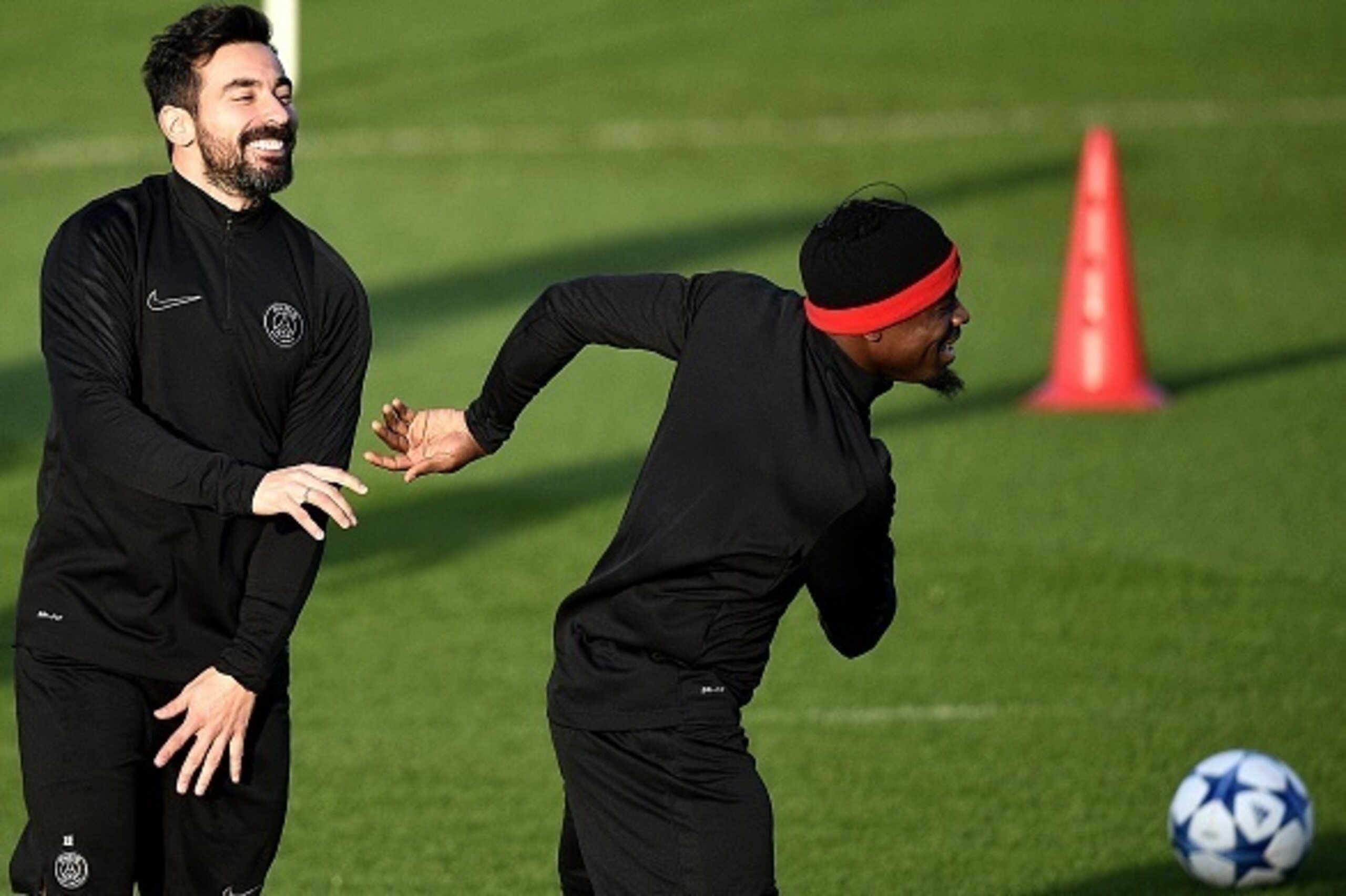 Paris Saint-Germain's Argentinian midfielder Ezequiel Lavezzi jokes with Paris Saint-Germain's French defender Serge Aurier (R) during a training session in Saint-Germain-en-Laye, west of Paris, on December 7, 2015 on the eve of the UEFA Champions League 