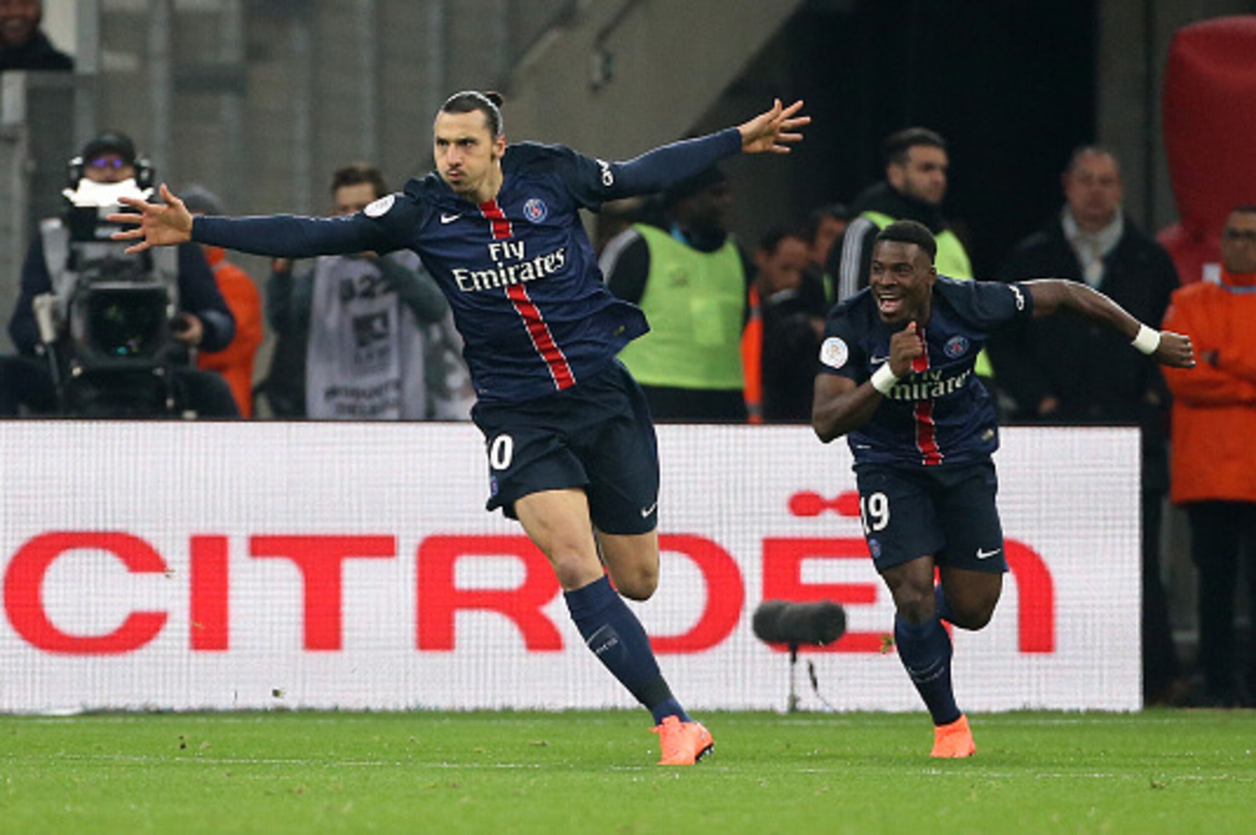 MARSEILLE - FEBRUARY 7: Zlatan Ibrahimovic of PSG celebrates his goal with Serge Aurier during the French Ligue 1 match between Olympique de Marseille (OM) and Paris Saint-Germain (PSG) at New Stade Velodrome on February 7, 2016 in Marseille, France. (Pho