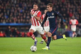 Atletico Madrid's French forward Antoine Griezmann (R) challenges PSV Eindhoven's defender Jeffrey Bruma during the UEFA Champions League round of 16 first leg football match between PSV Eindhoven and Atletico Madrid at the Philips Stadium in Eindhoven on
