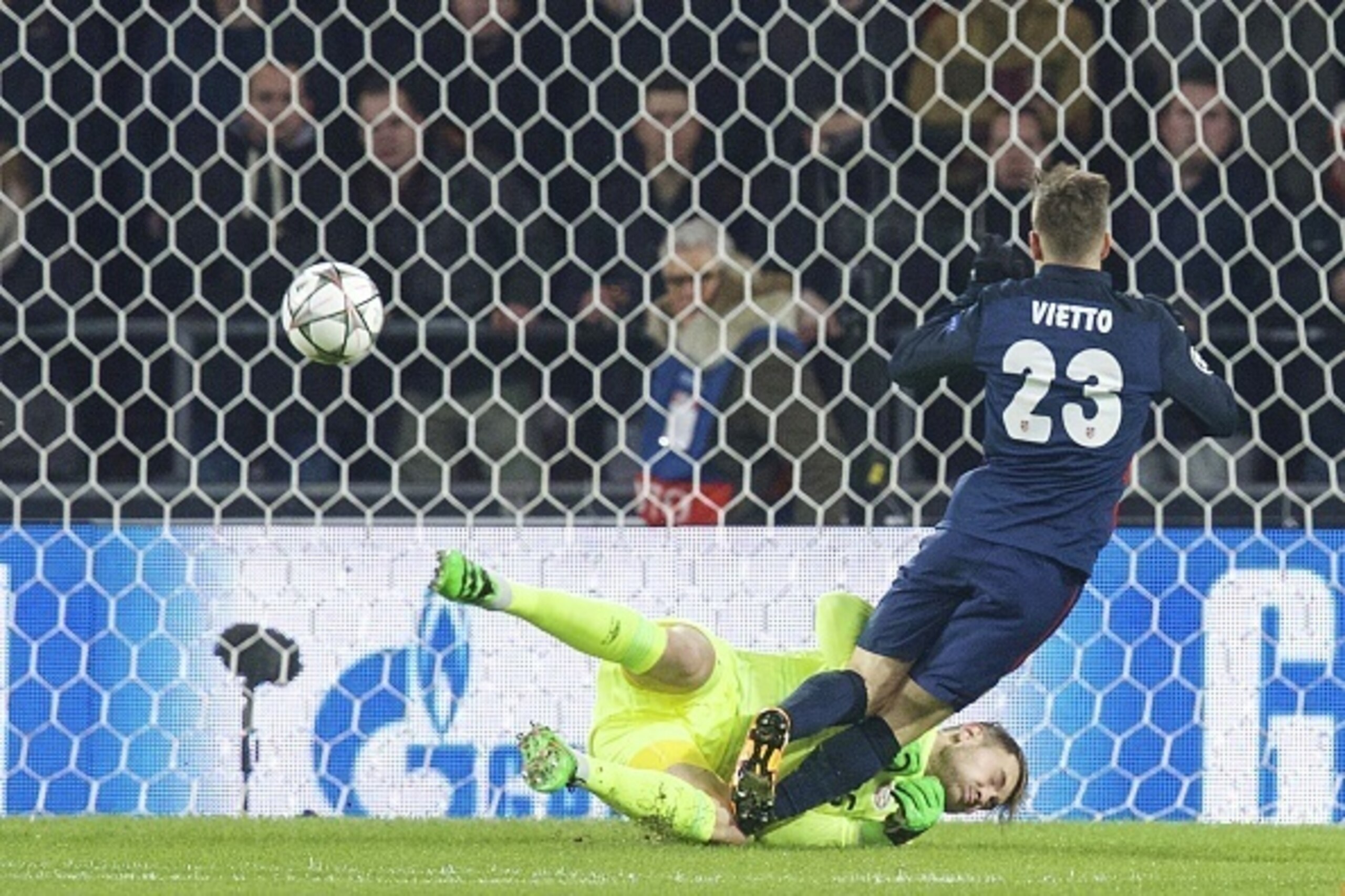 (L-R) goalkeeper Jeroen Zoet of PSV, Luciano Vietto of Club Atletico de Madrid during the UEFA Champions League Round of 16, First leg match between PSV Eindhoven and Atletico Madrid on February 24, 2016 at the Philips stadium in Eindhoven, The Netherland