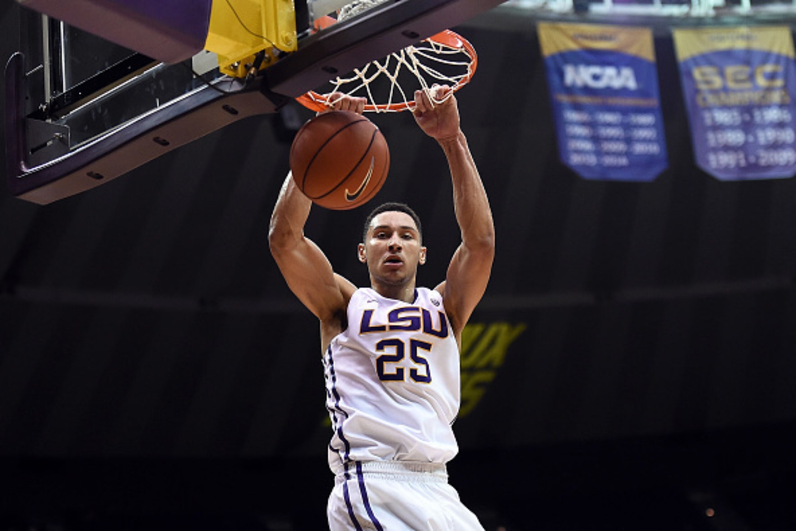 BATON ROUGE, LA - FEBRUARY 17:  Ben Simmons #25 of the LSU Tigers dunks during the second half of a game against the Alabama Crimson Tide at the Pete Maravich Assembly Center on February 17, 2016 in Baton Rouge, Louisiana.  Alabama won the game 76-69. (Ph