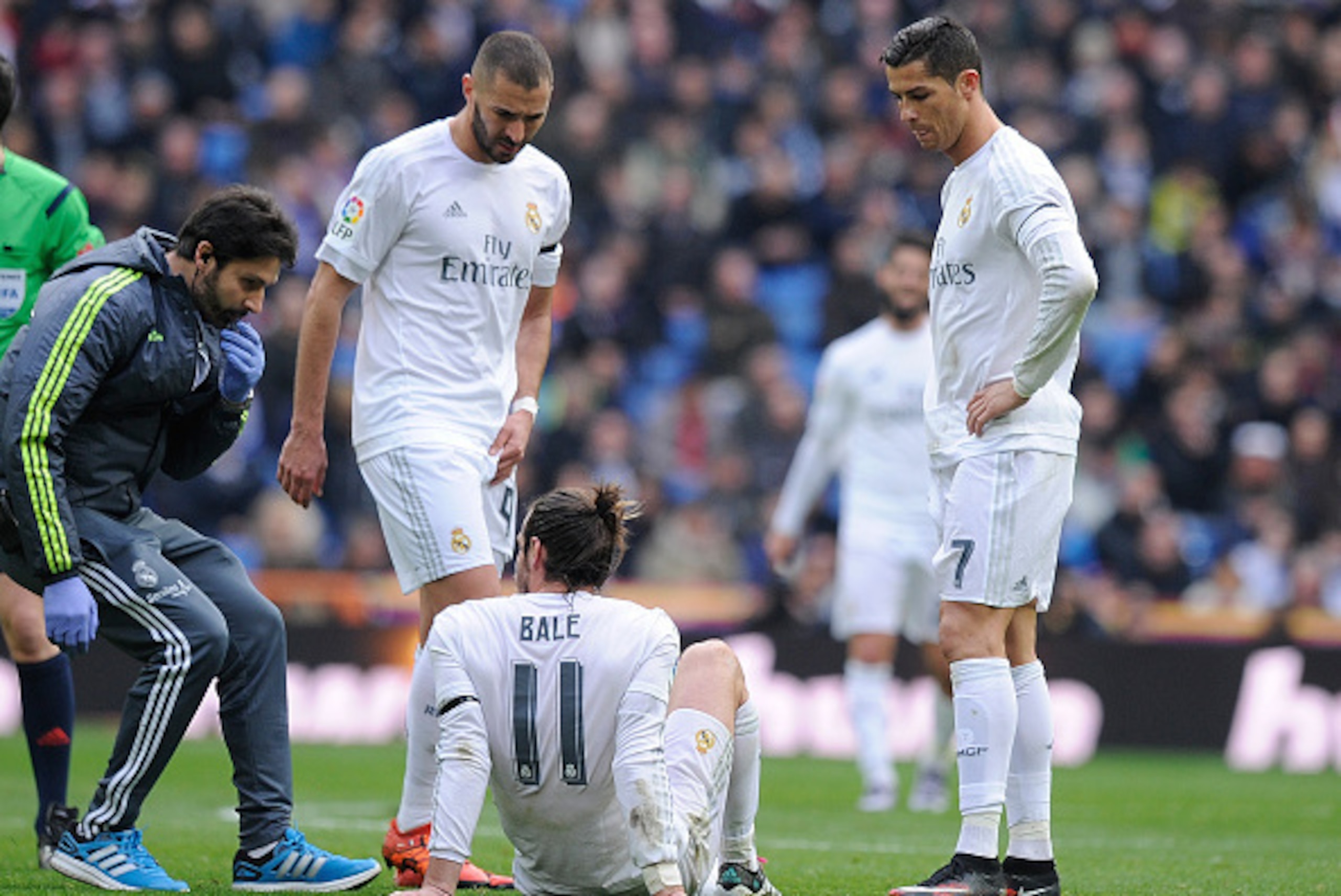 MADRID, SPAIN - JANUARY 17:  Gareth Bale of Real Madrid lies injured beside Cristiano Ronaldo and Karim Benzema during the La Liga match between Real Madrid CF and Sporting Gijon at Estadio Santiago Bernabeu on January 17, 2016 in Madrid, Spain.  (Photo b
