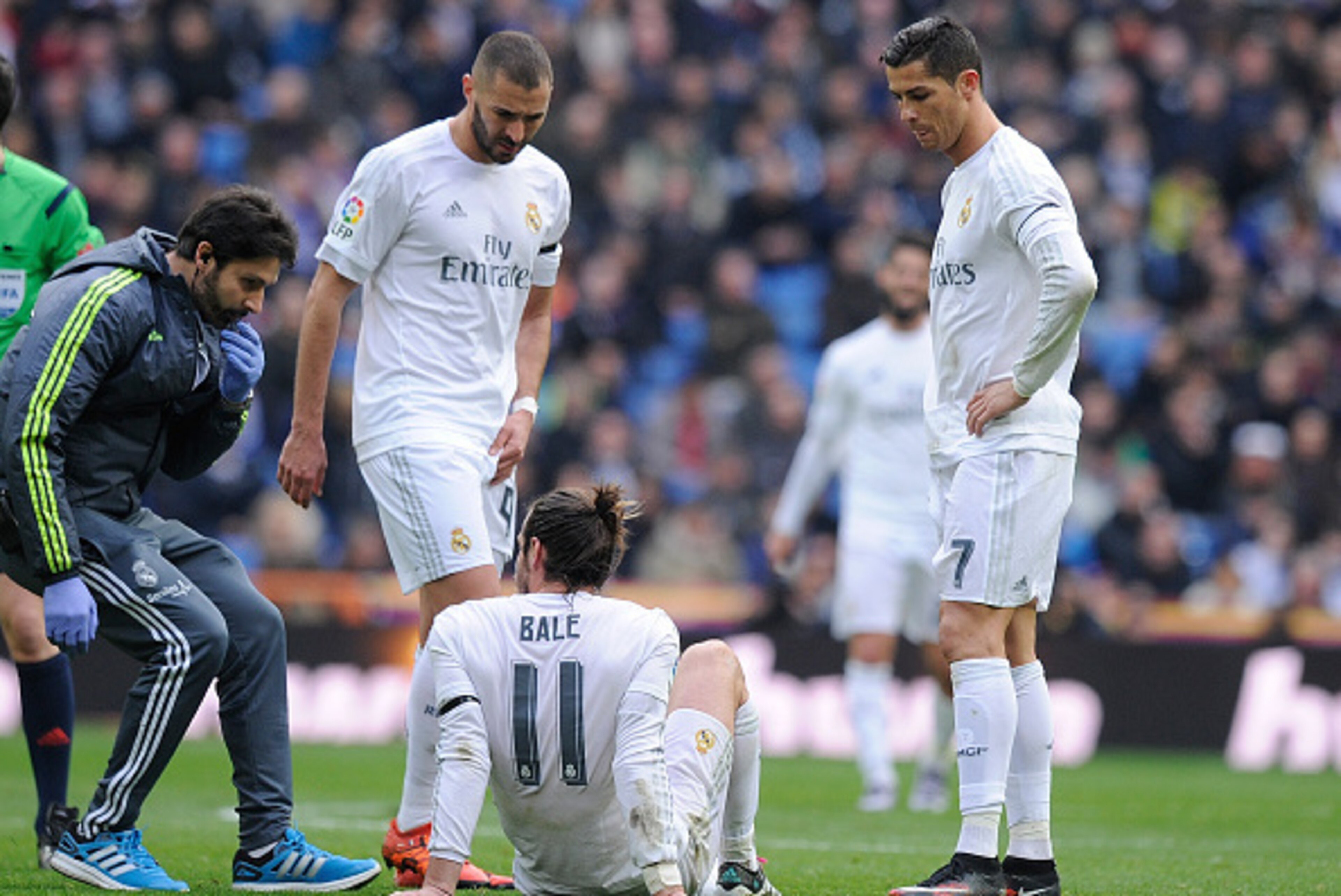 MADRID, SPAIN - JANUARY 17:  Gareth Bale of Real Madrid lies injured beside Cristiano Ronaldo and Karim Benzema during the La Liga match between Real Madrid CF and Sporting Gijon at Estadio Santiago Bernabeu on January 17, 2016 in Madrid, Spain.  (Photo b