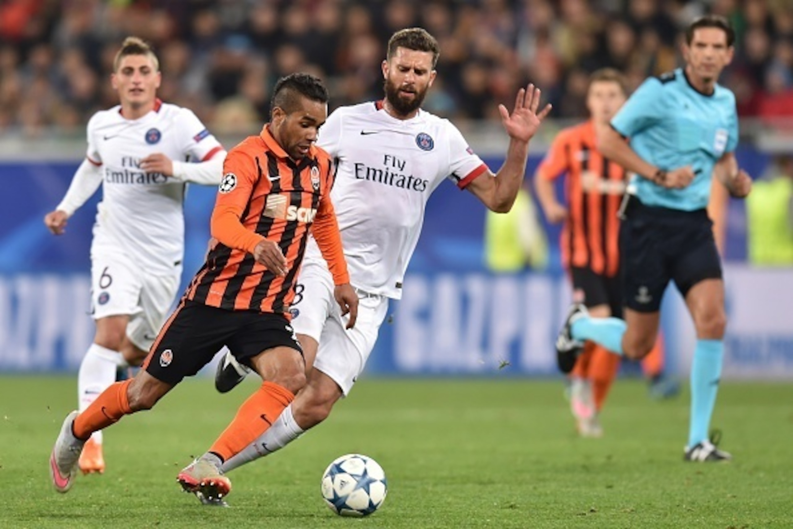 Shakhtar Donetsk's Brazilian midfielder Alex Teixeira (L) vies with Paris Saint-Germain's Italian midfielder Thiago Motta during the UEFA Champions League group A football match between Shakhtar Donetsk and Paris Saint-Germain at the Arena Lviv, in the Uk