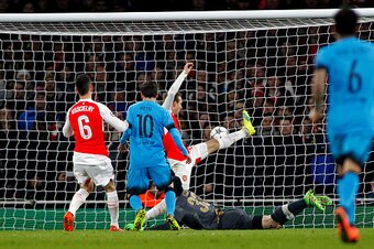 LONDON, ENGLAND - FEBRUARY 23: Lionel Messi of Barcelona scores a goal during the UEFA Champions League match between Arsenal and Barcelona at The Emirates Stadium on February 23, 2016 in London, United Kingdom. (Photo by Mitchell Gunn/Getty Images)