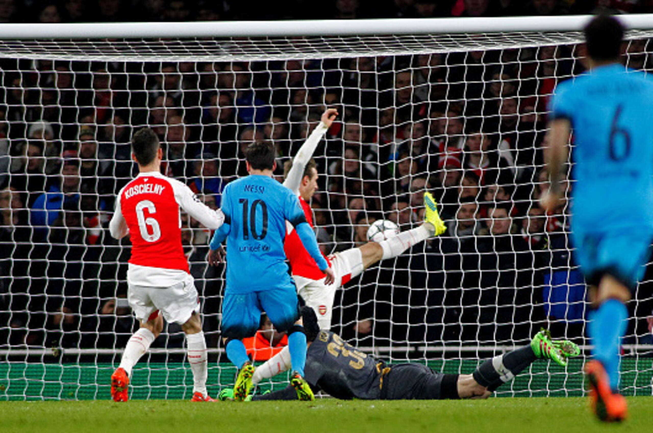 LONDON, ENGLAND - FEBRUARY 23: Lionel Messi of Barcelona scores a goal during the UEFA Champions League match between Arsenal and Barcelona at The Emirates Stadium on February 23, 2016 in London, United Kingdom. (Photo by Mitchell Gunn/Getty Images)